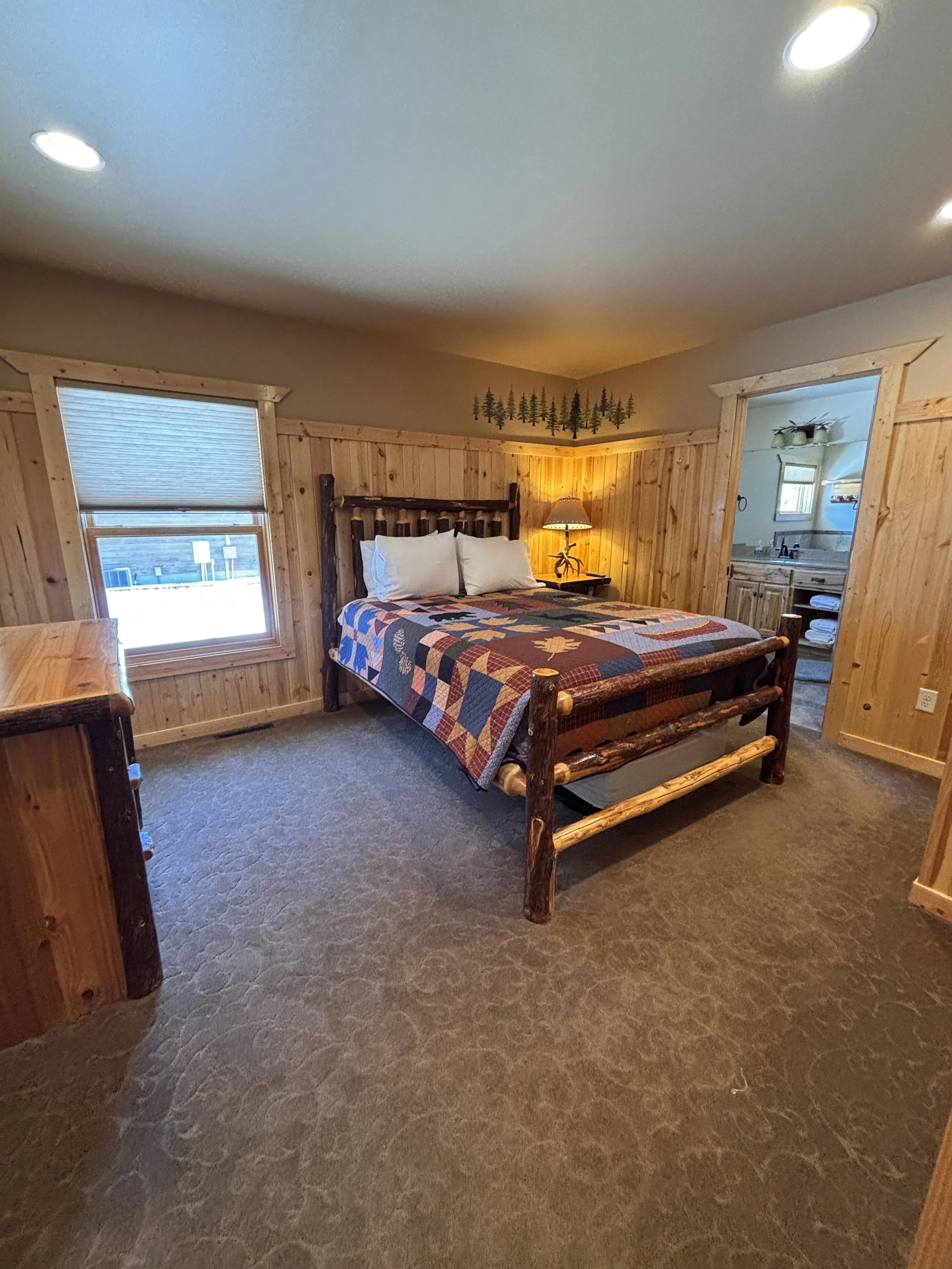 BEDROOM 1 - Main floor: Queen Suite