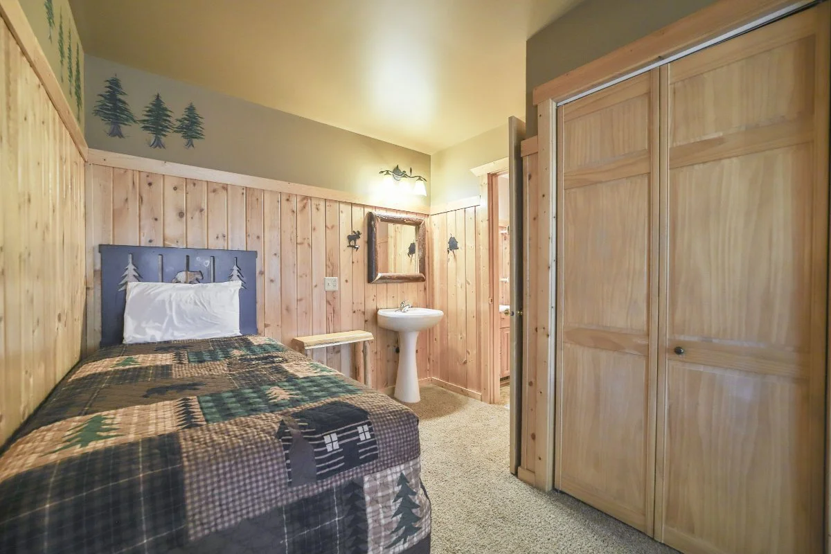 BEDROOM 2 - Second Floor: Queen / Twin Bedroom