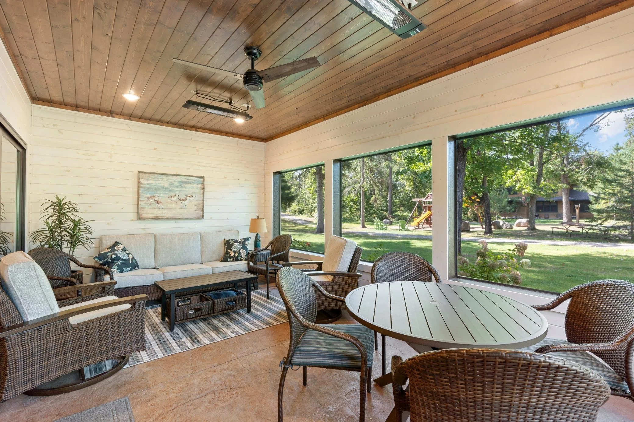 Screened 3 Season Porch / Overhead Heaters