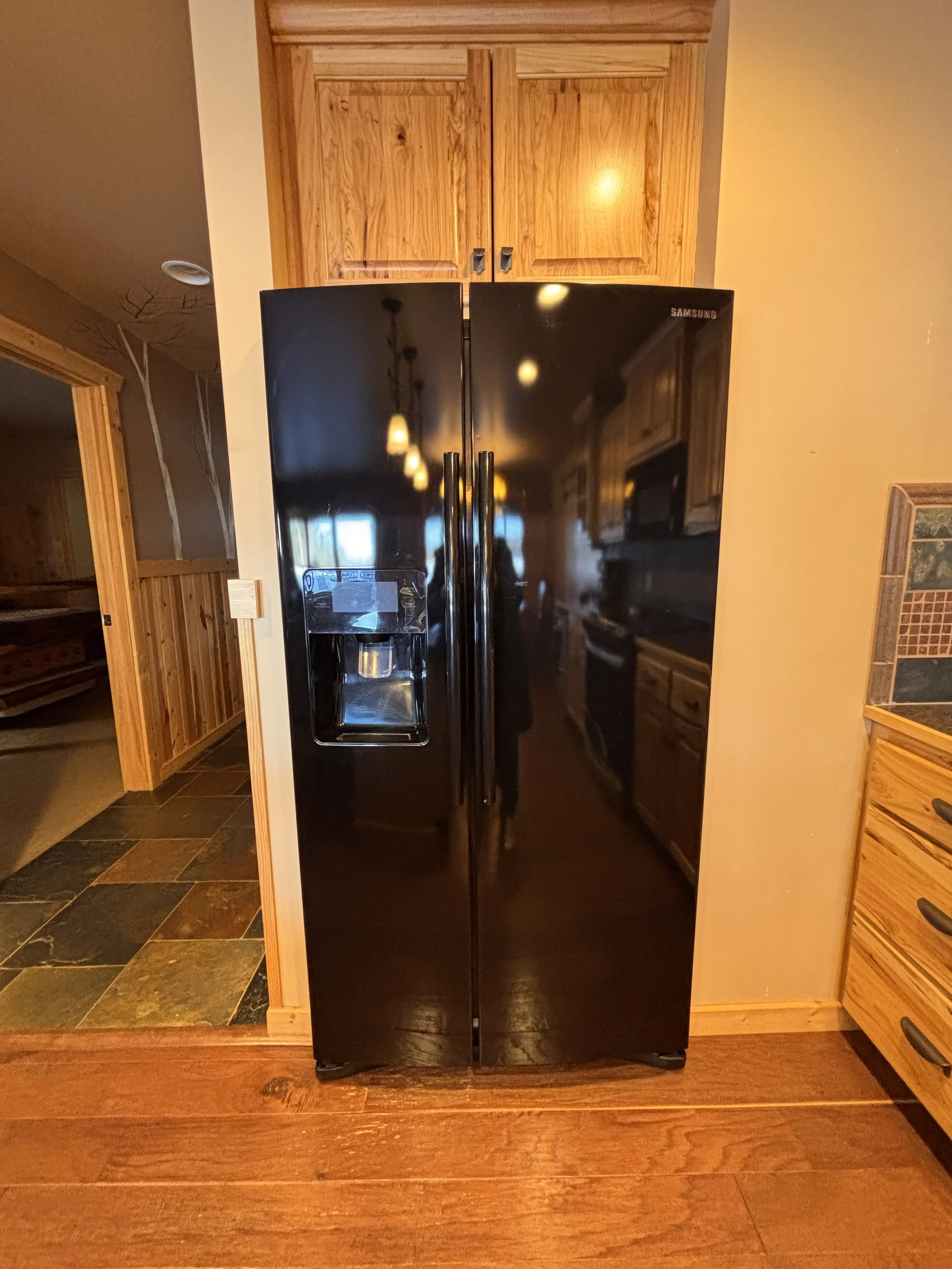 Kitchen / Refrigerator