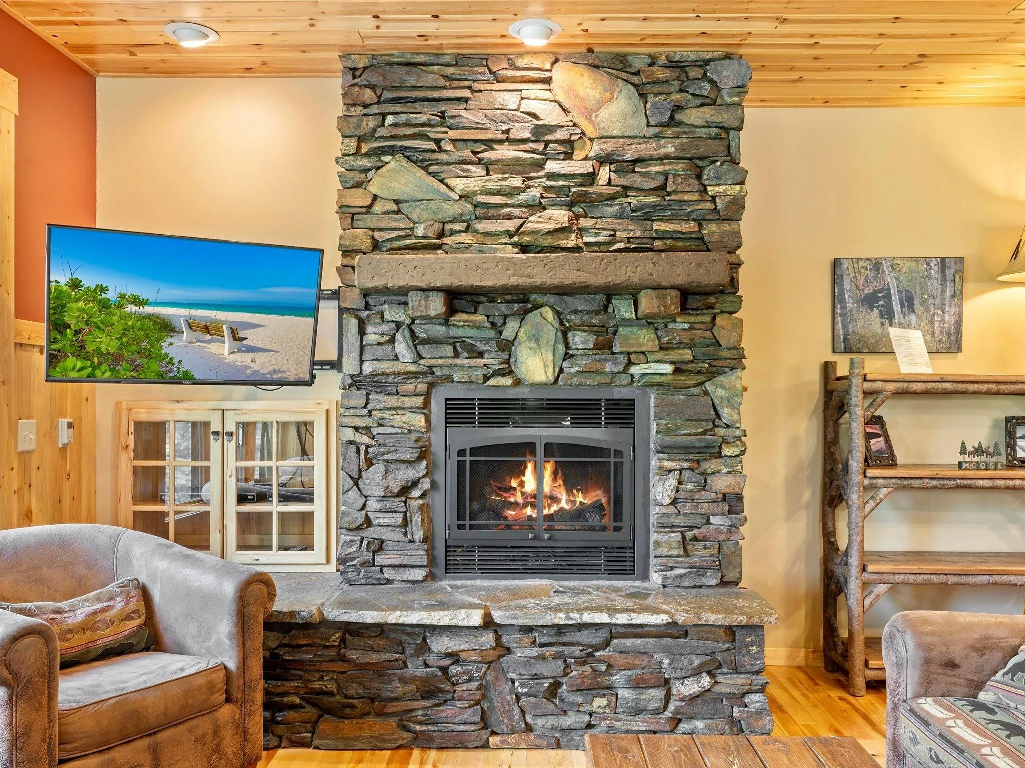 Living Room / Gas Fireplace