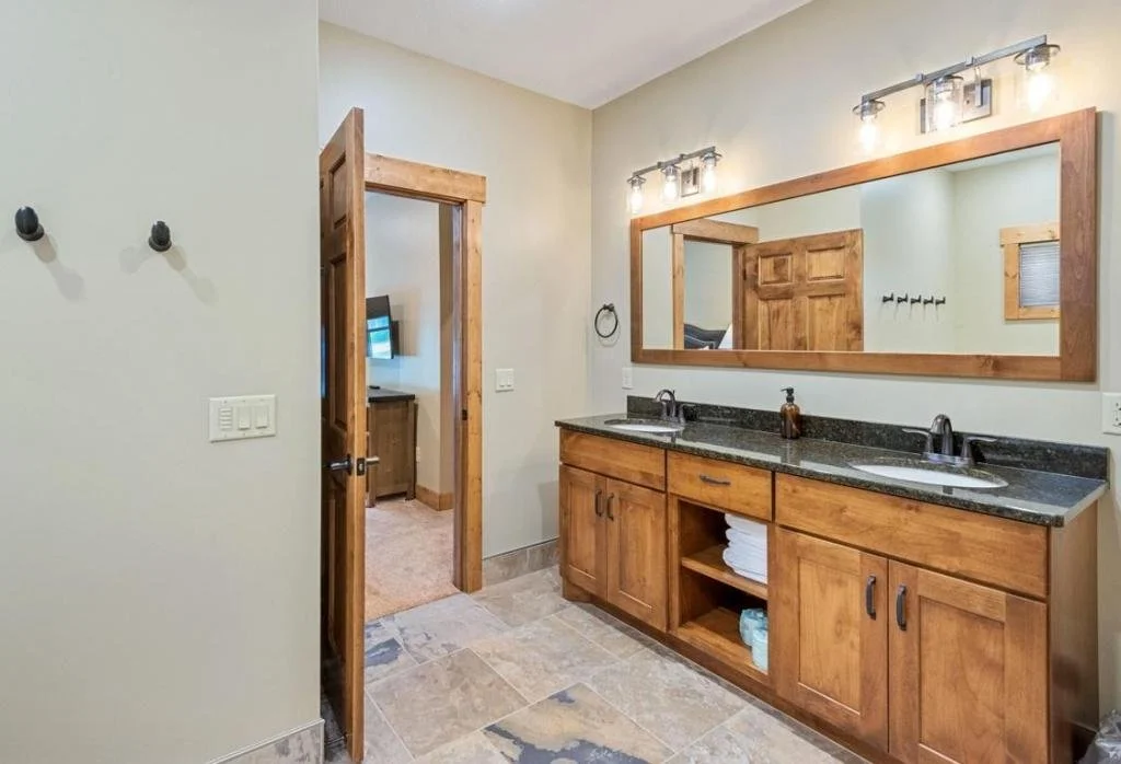 Main Floor King Master Suite Bathroom - Vanity
