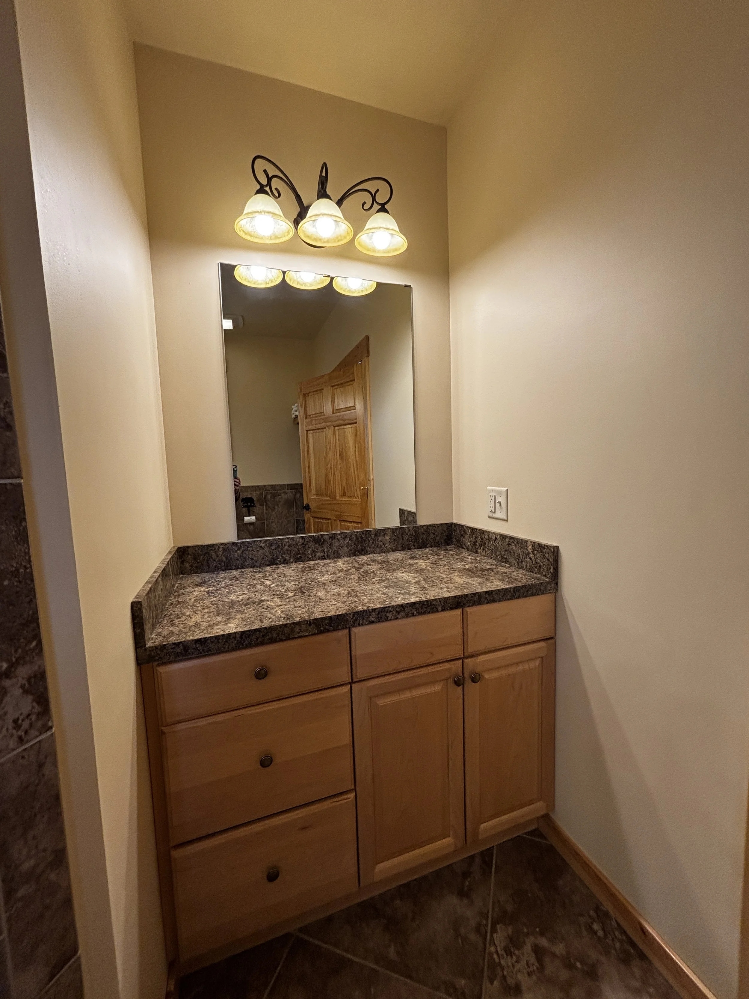 Main Floor - Bedroom 1: Queen Suite / Vanity