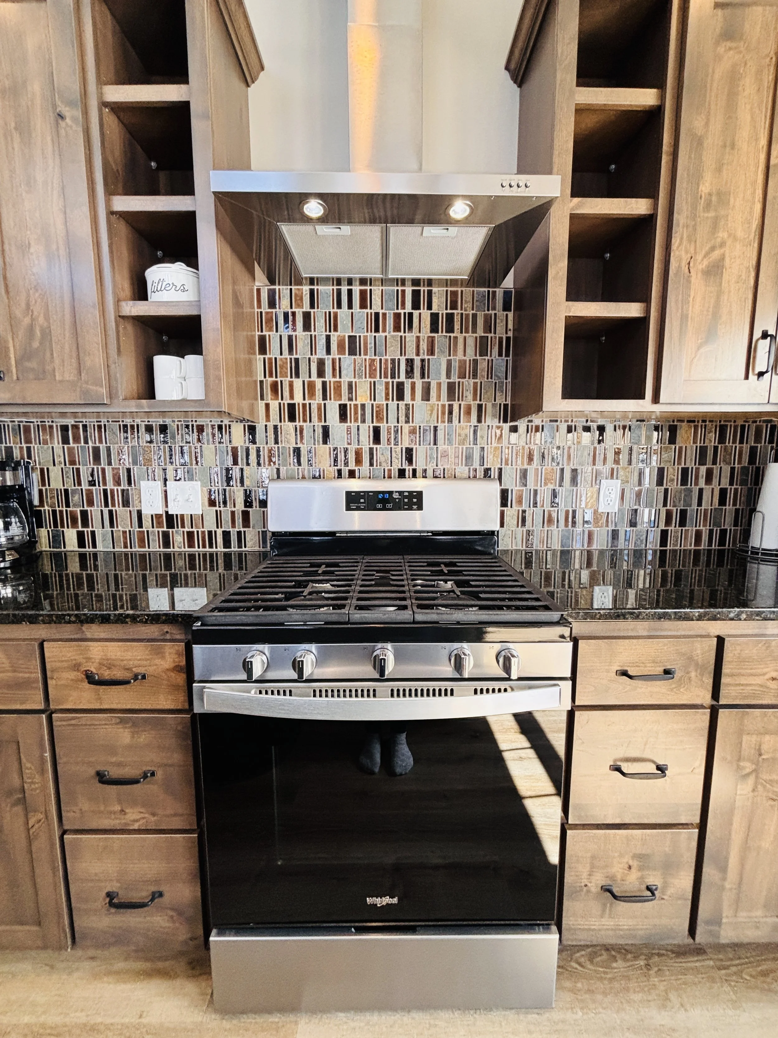 Kitchen / Gas Range / Hood