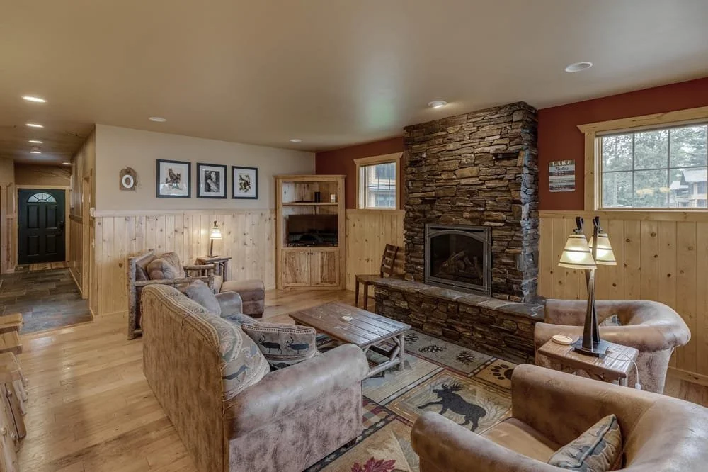 Living Room / Gas Fireplace