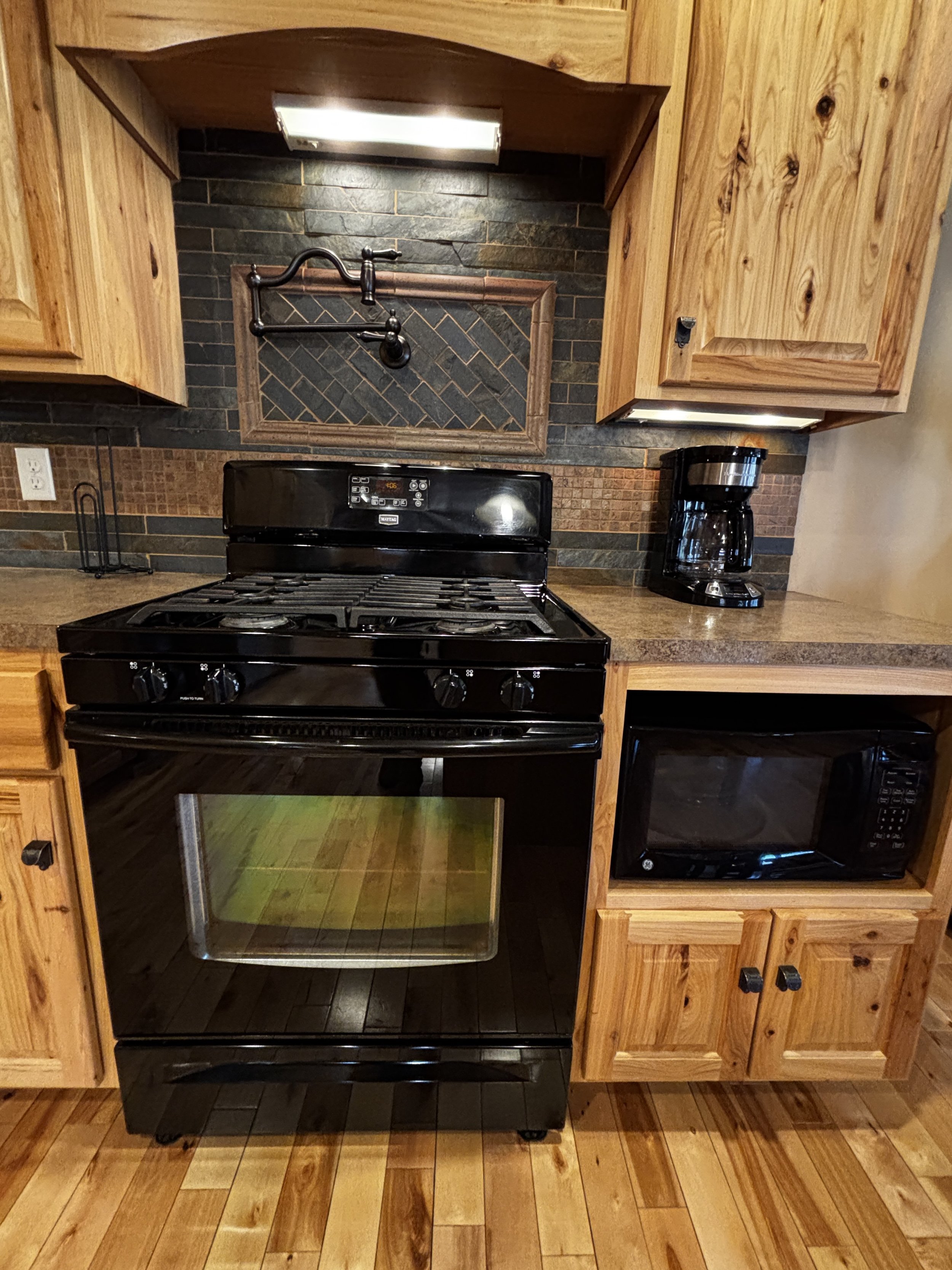 Kitchen / Gas Range / Microwave