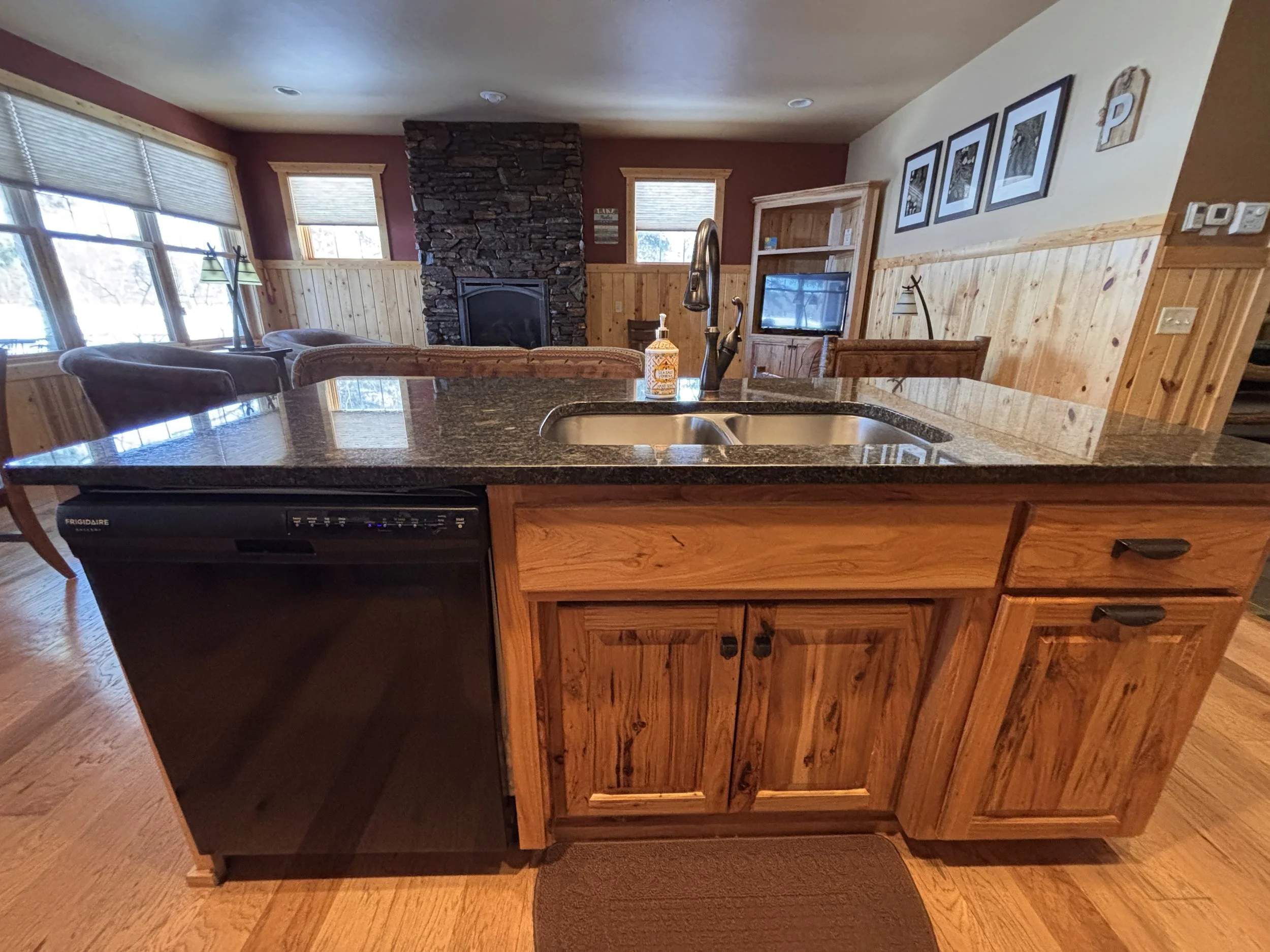Kitchen / Island / Dishwasher