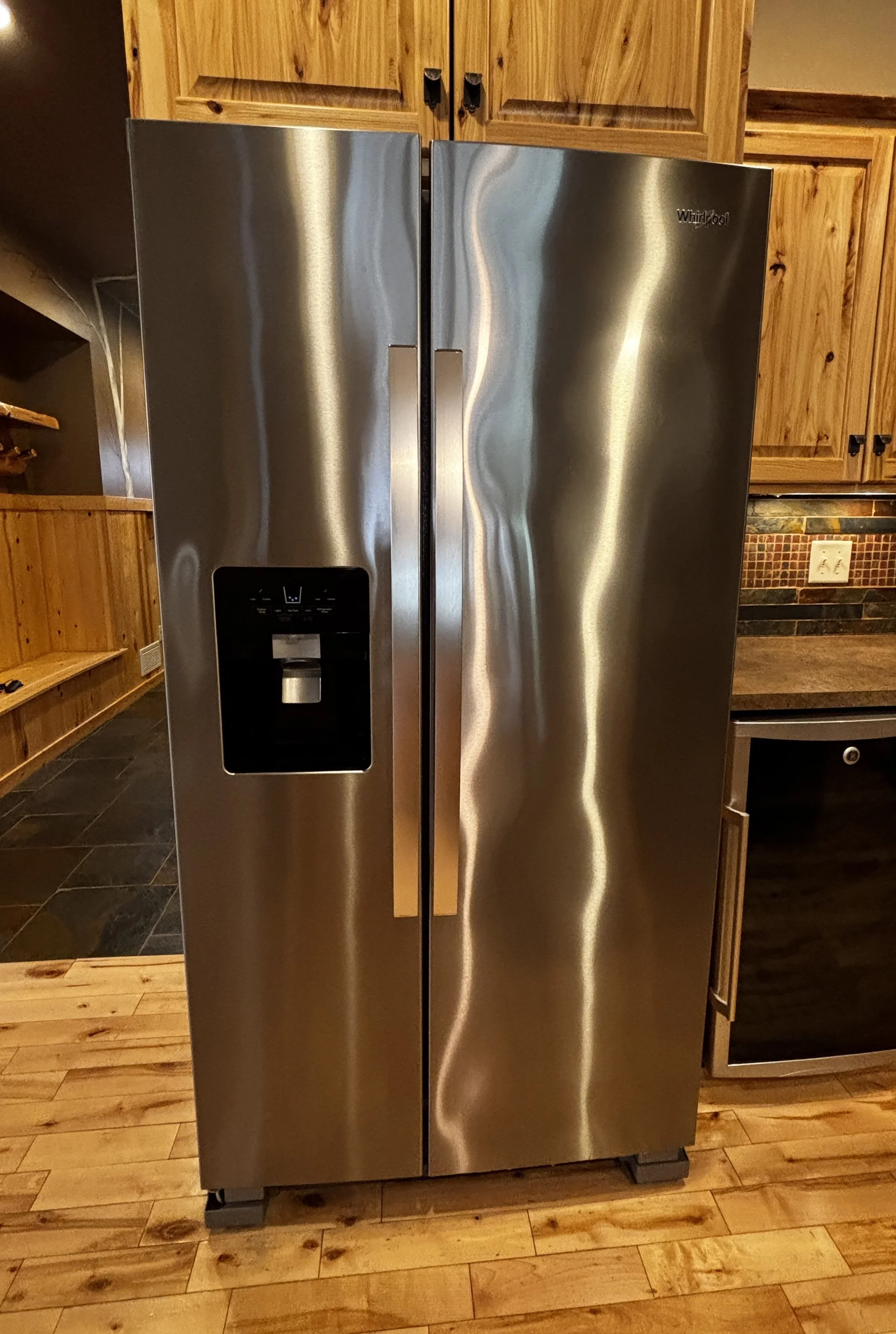 Kitchen / Refrigerator