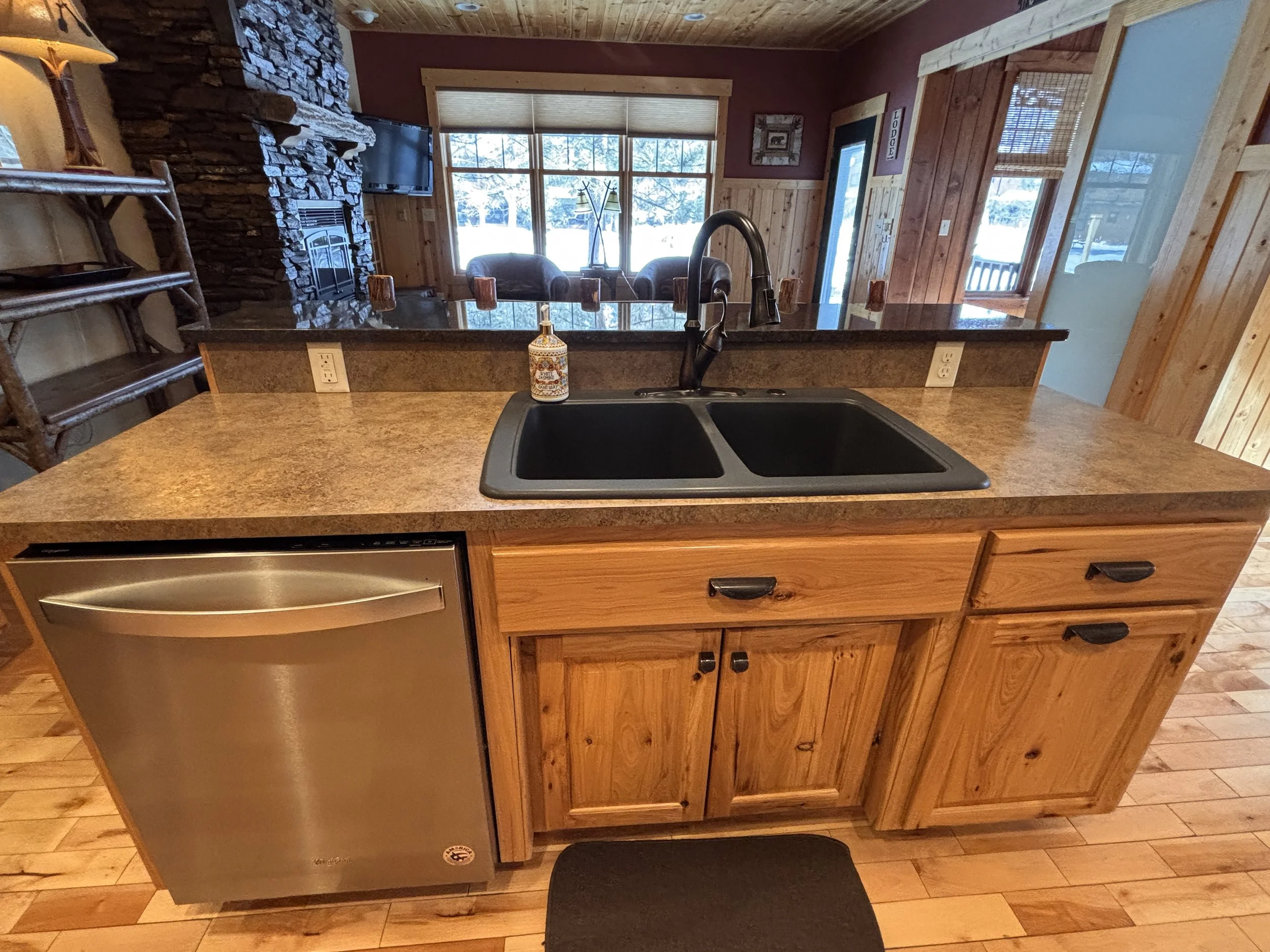 Kitchen / Island / Dishwasher