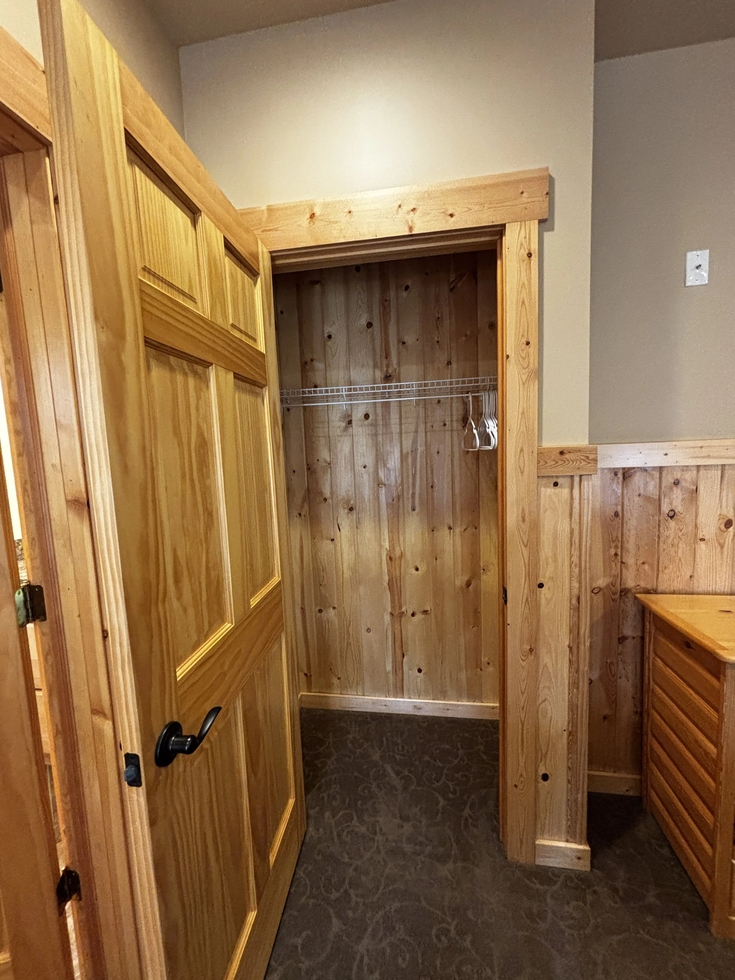 Main Floor - Bedroom 1: Queen Suite / Closet