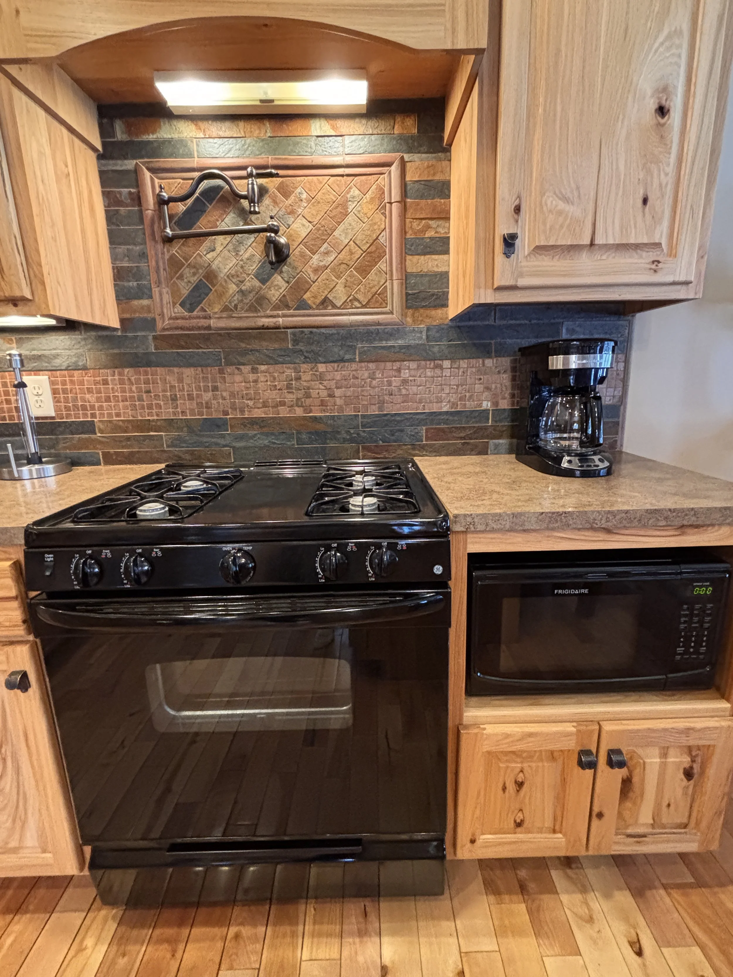 Kitchen / Gas Range / Pot Filler / Microwave