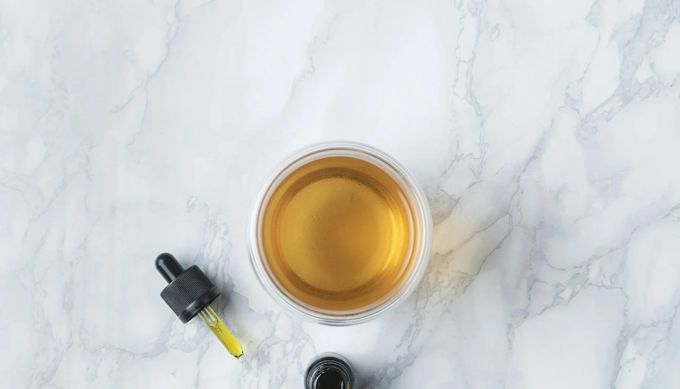 Moisturizing oil with a dropper pipette