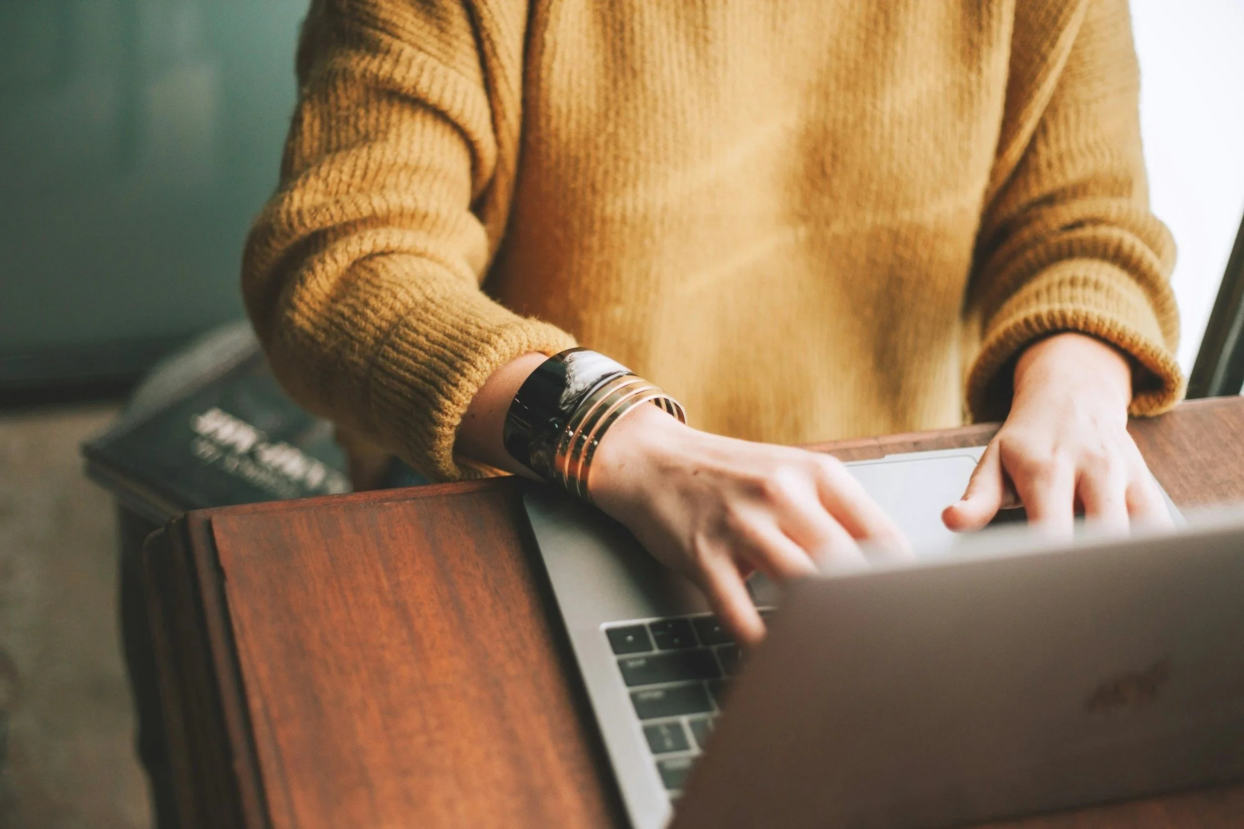 female freelance virtual assistant, organizing tasks, maintaining her client's calendar, and responding to emails