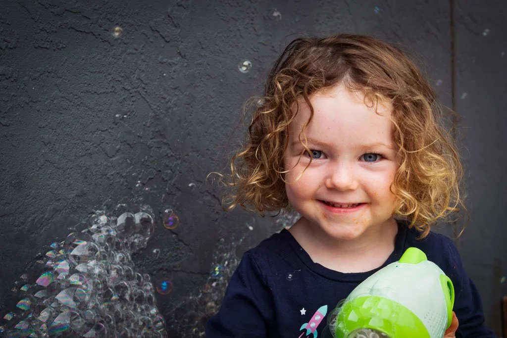 Rusted-Rose-Studios_Rusted-Rose-Studios_child-portrait-bubbles-curly-hair-playful_01_01.jpg