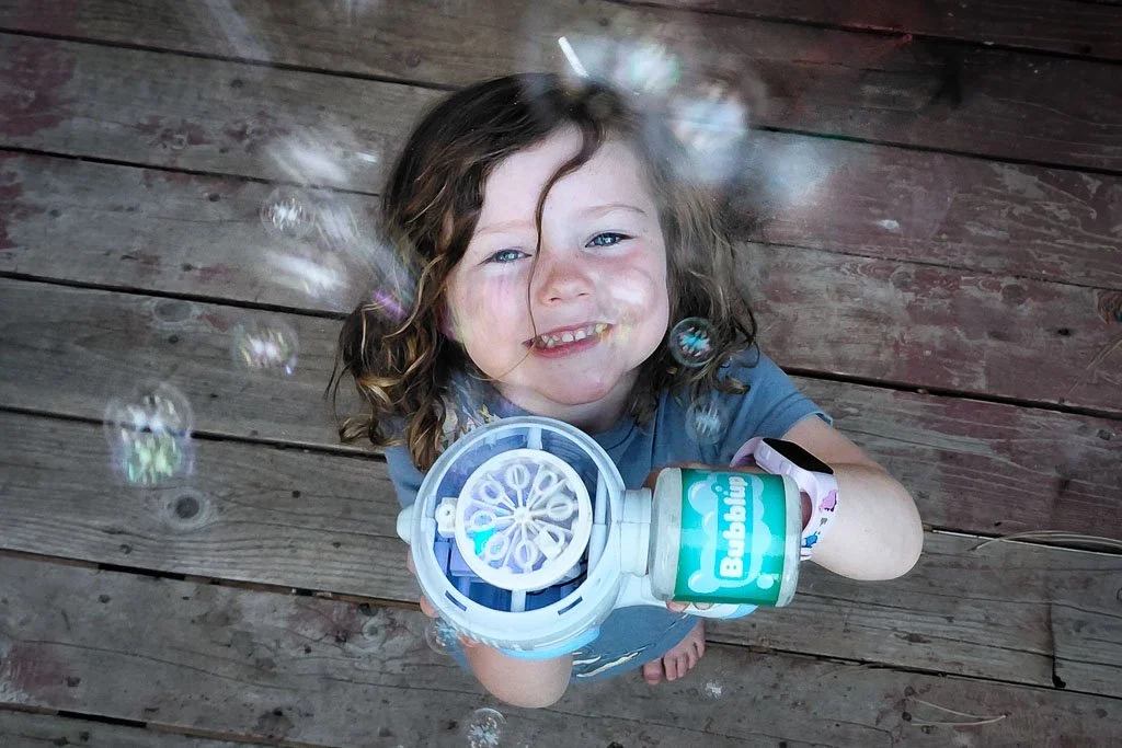 Rusted-Rose-Studios_family-bubbles-play-child-joy_01.jpg
