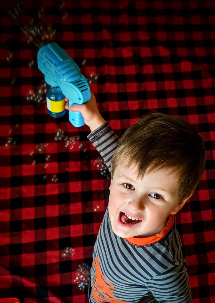 Rusted-Rose-Studios_Rusted-Rose-Studios_child-bubbles-overhead-playful-pattern_01_01.jpg