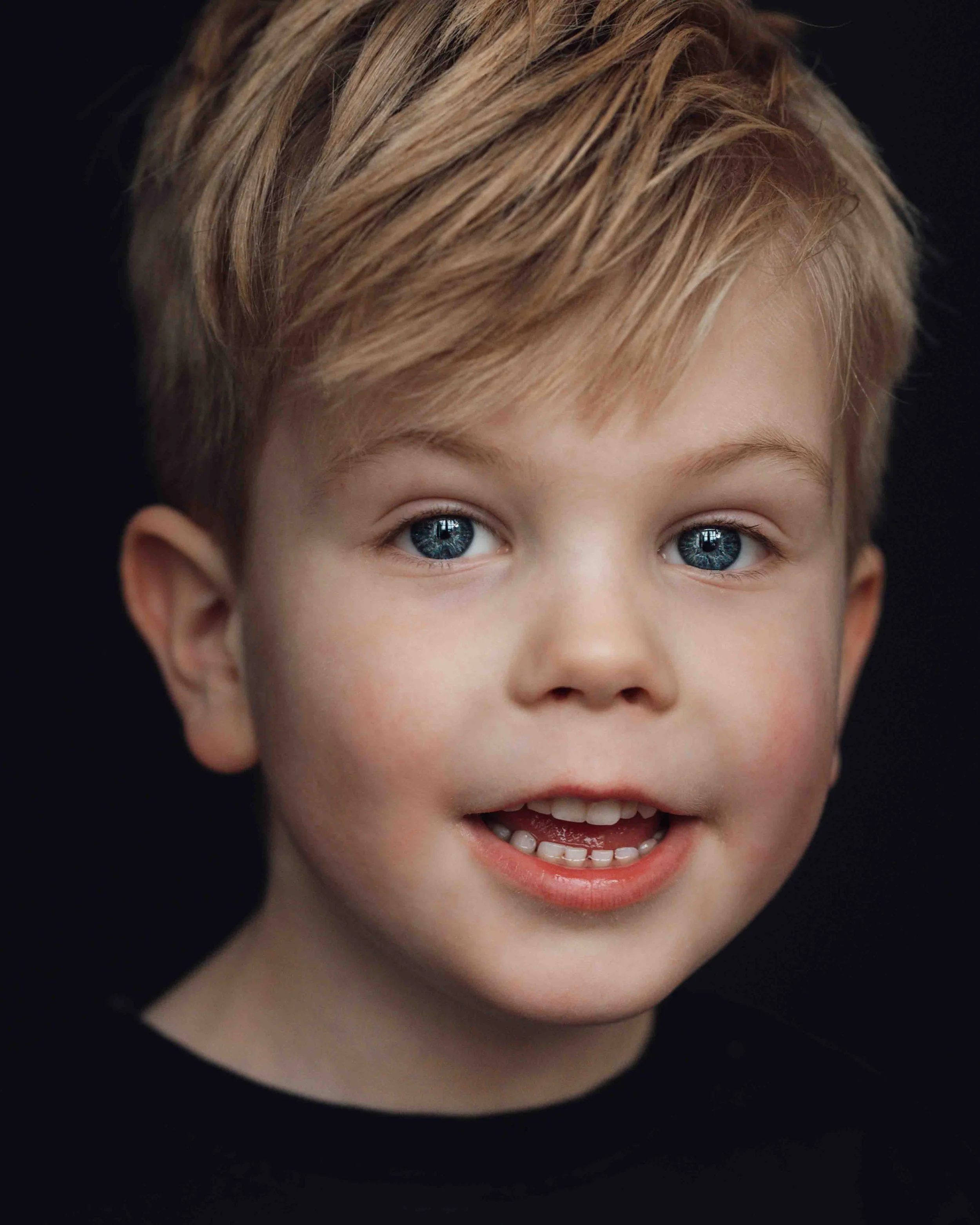 Close up kinderportret van een blonde jongen van 4 jaar.