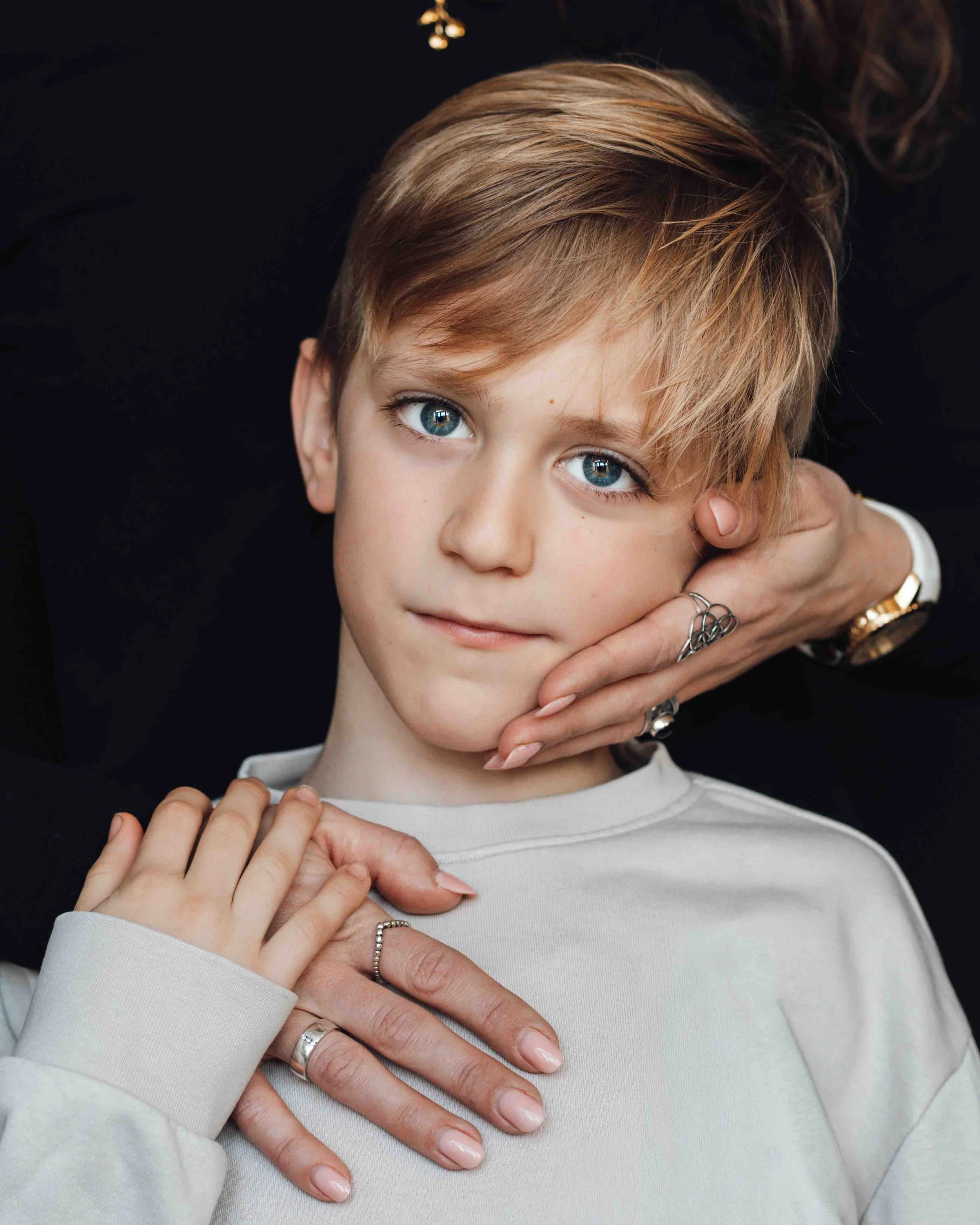 Liefdevolle portretshoot van een jongen met zijn moeder. 