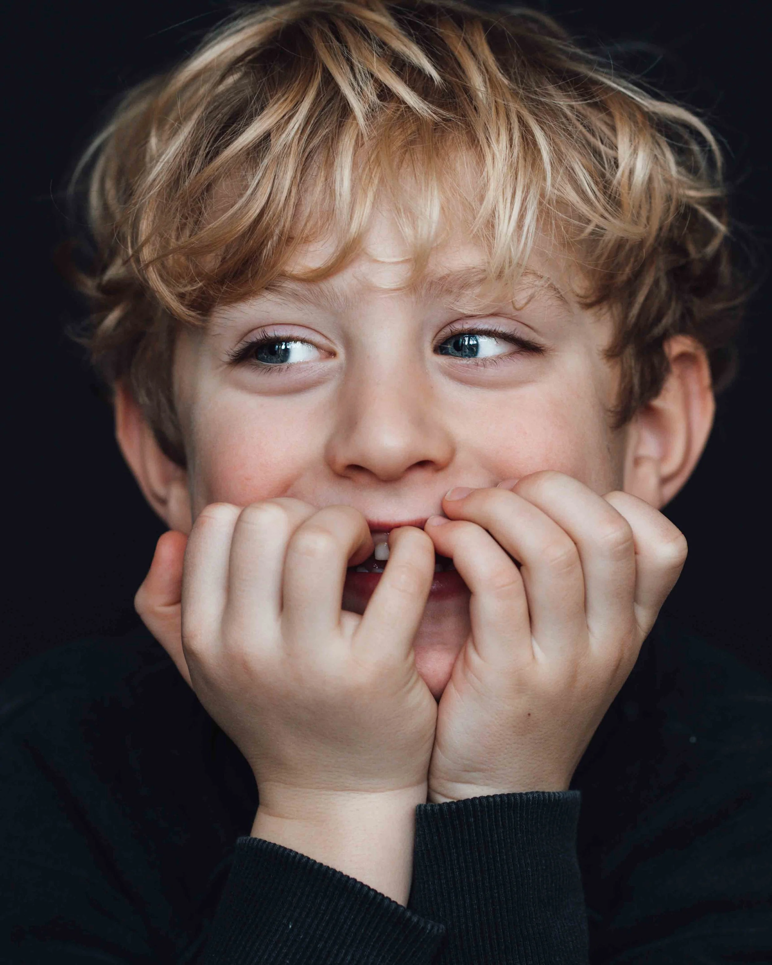 Portretfoto van een jongen van 5 jaar met krullen uit Alkmaar