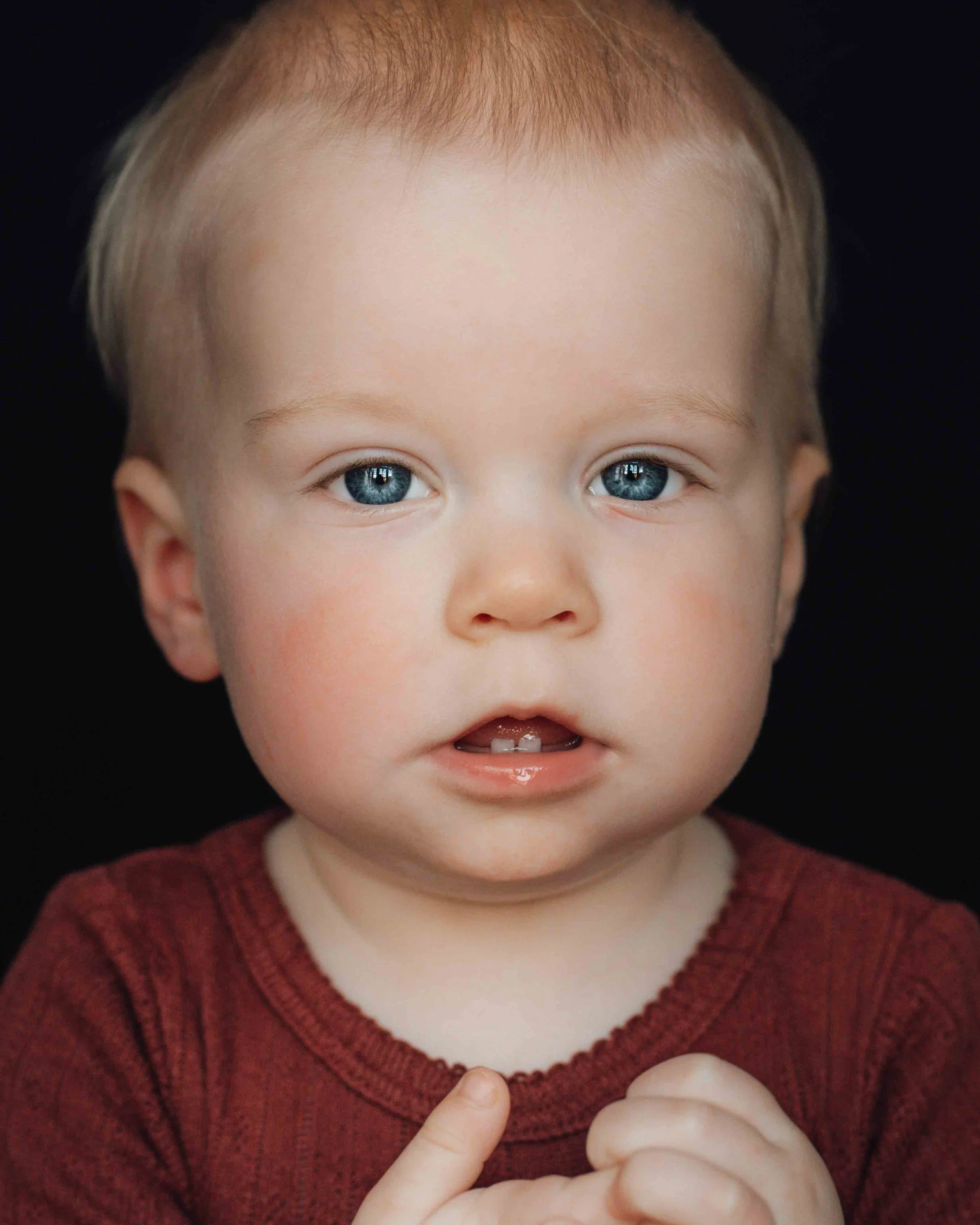 Close up kinderportret van een meisje van 1 jaar uit Alkmaar.