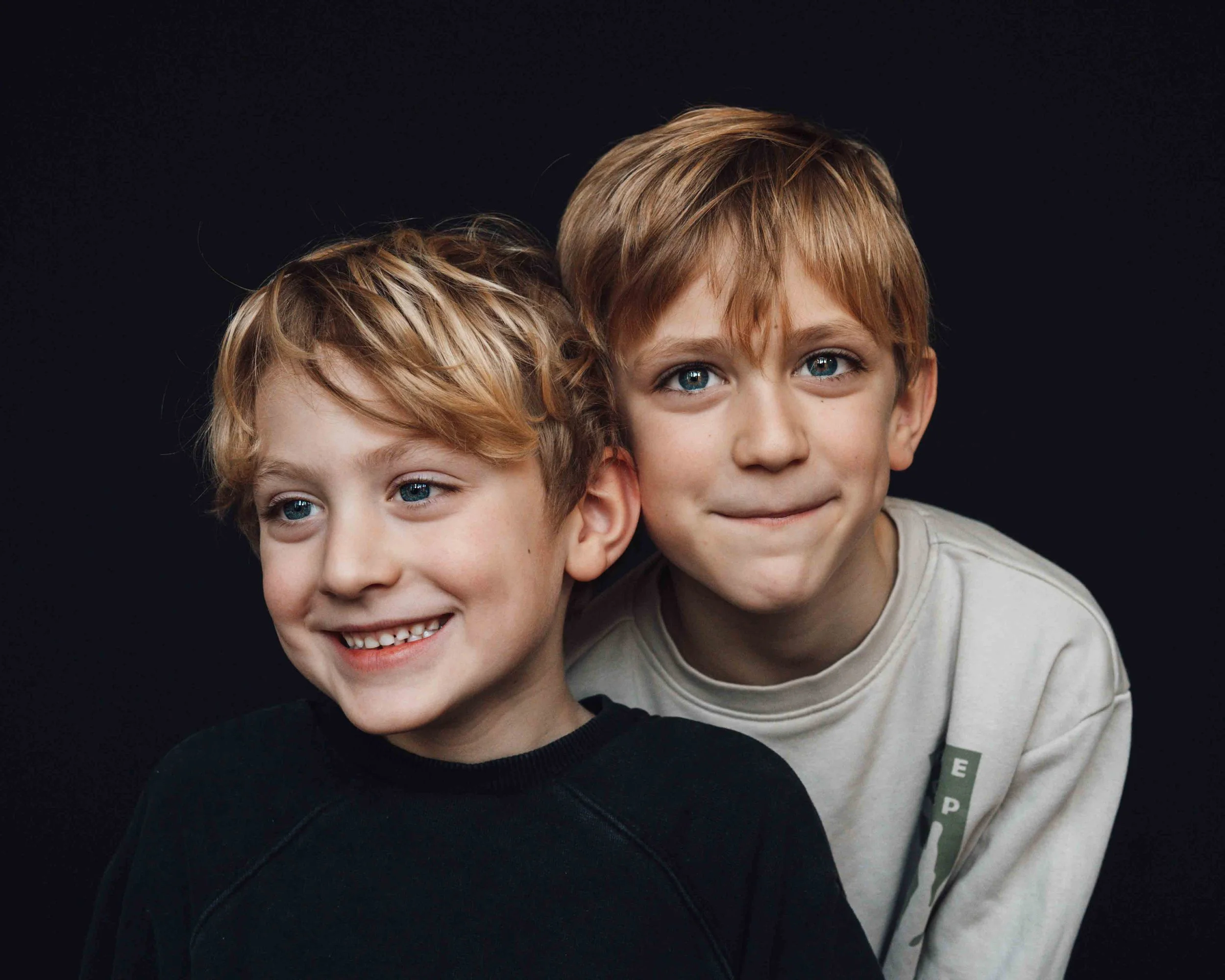Portretfotoshoot van twee broertjes van 5 en 7 jaar. 