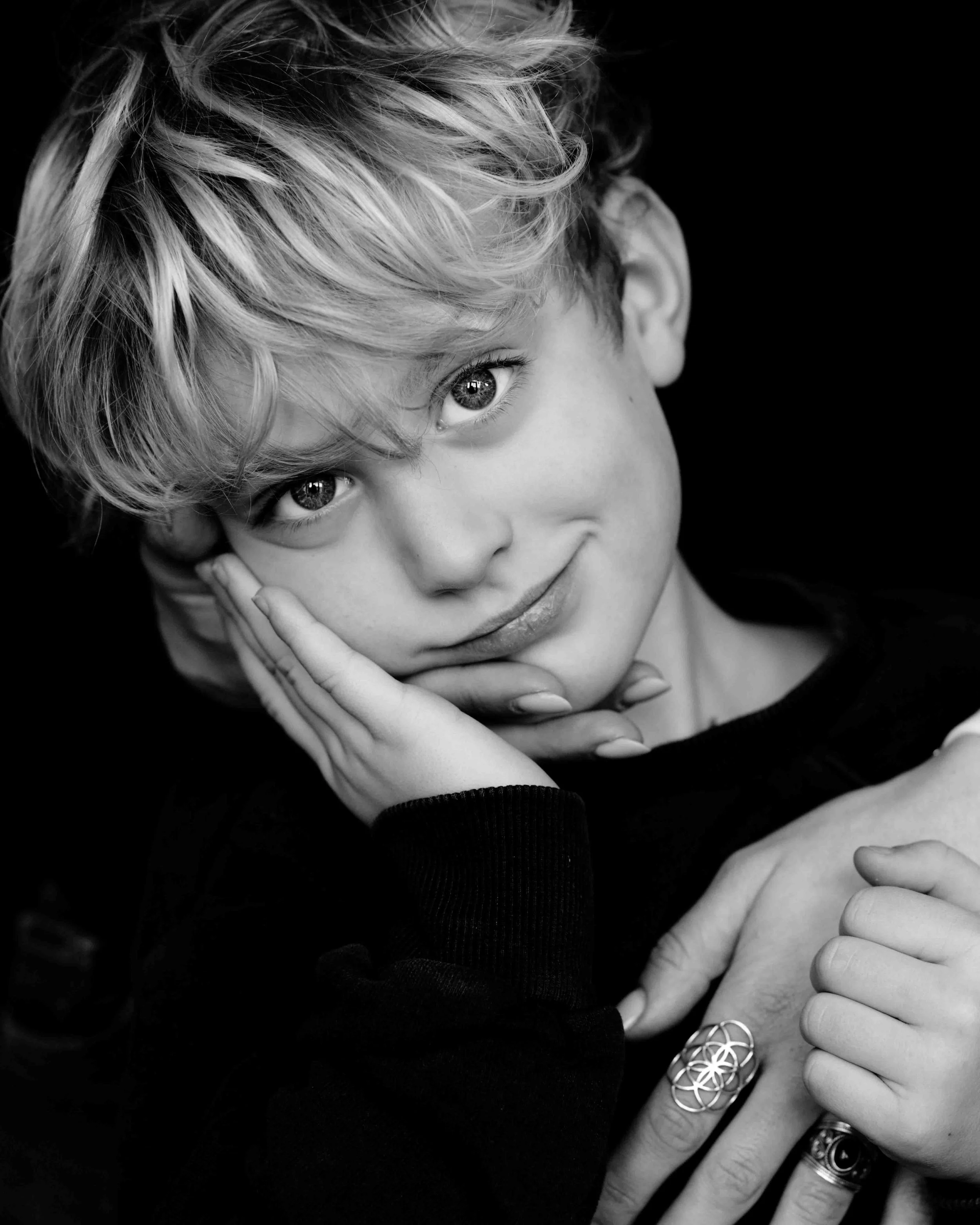 Zwart wit portretshoot van een jongen van 5 jaar samen met zijn moeder.