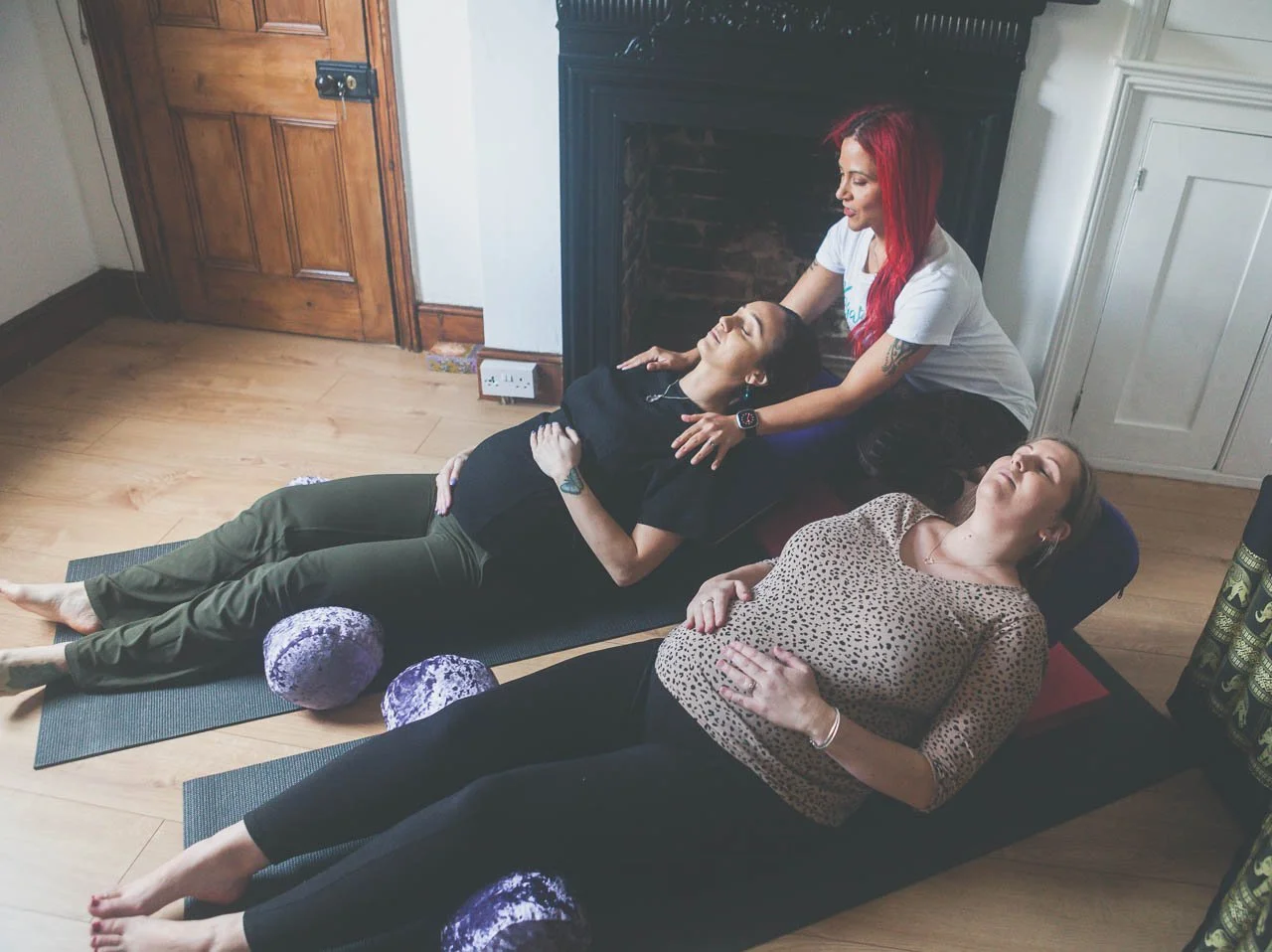 Lianna performing reiki on a client
