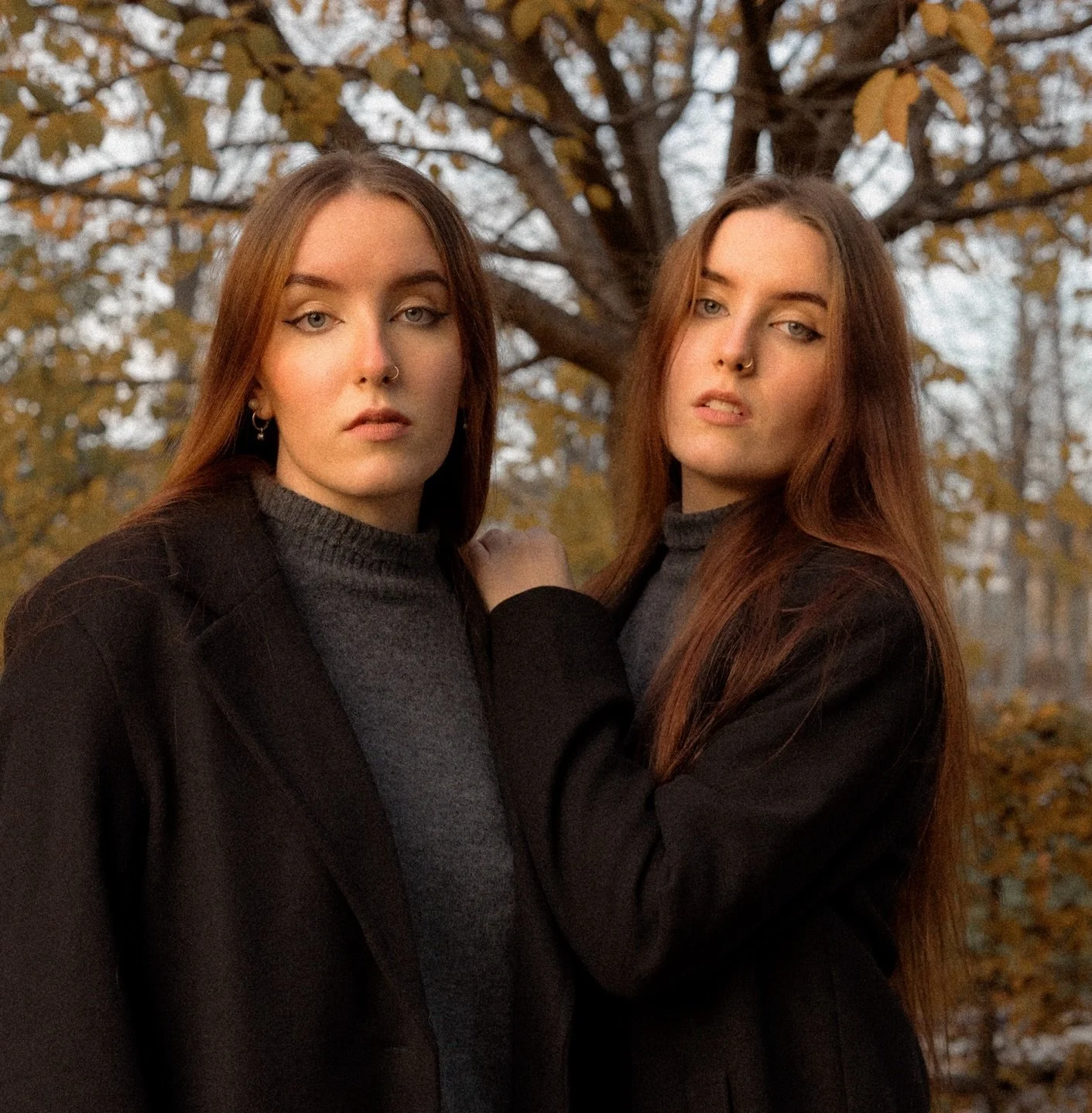 autumn vibes 🍂 
-
M: @daria_und_diana 
&bull;
&bull;
&bull;
&bull;
#artistportrait #vintagestyle #twinsphotography #autumphotography #sonycamera