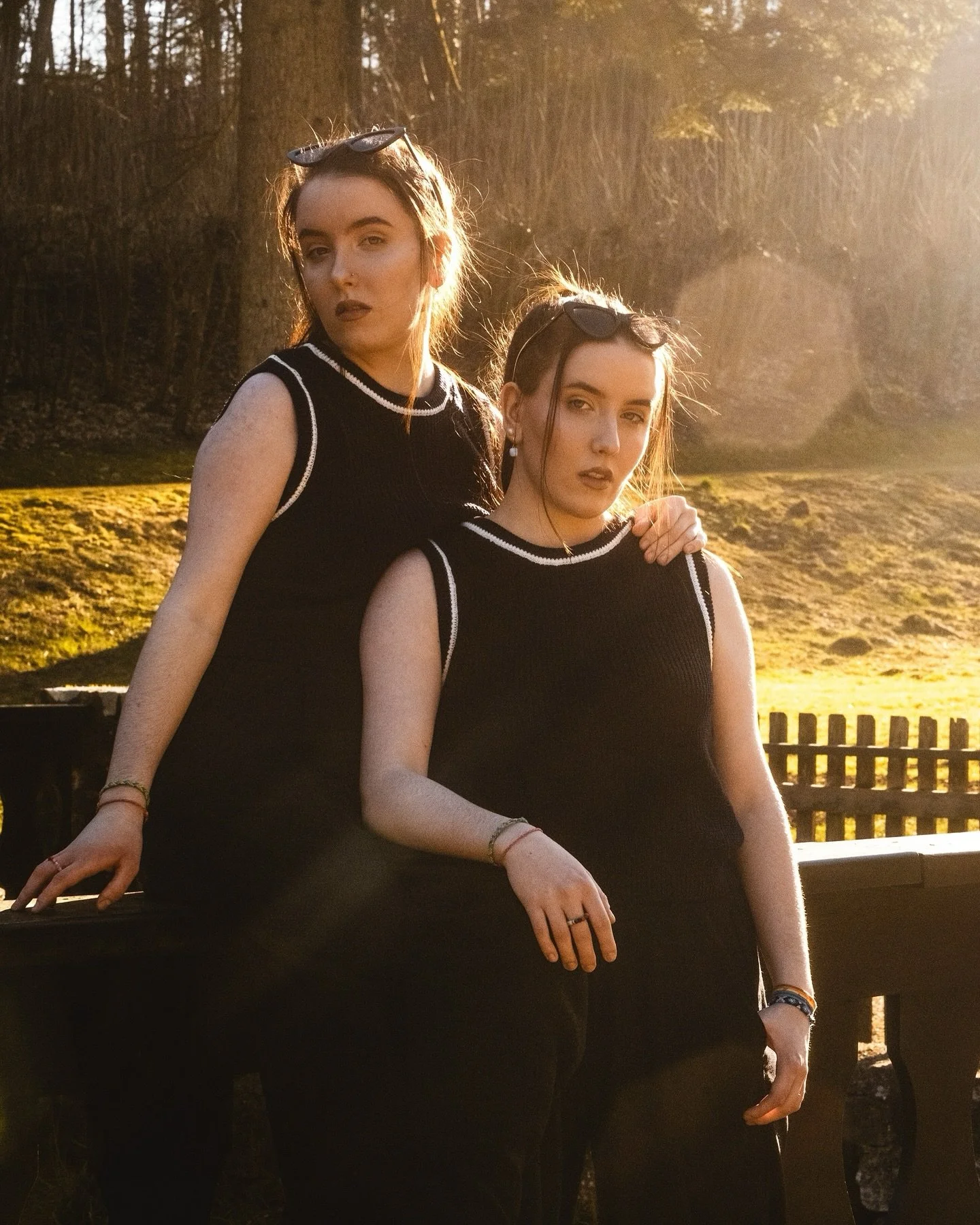 vergoldet vom moment💛
&bull;
M/ @daria_und_diana 
&bull;
&bull;
&bull;
#goldenhourphotography #goldenhour #fujixt4 #astetic #asteticphotography #photographer #twins #twinphotography #sonnegeniessen #goldenhourlight #light #naturephotography #sunnyph