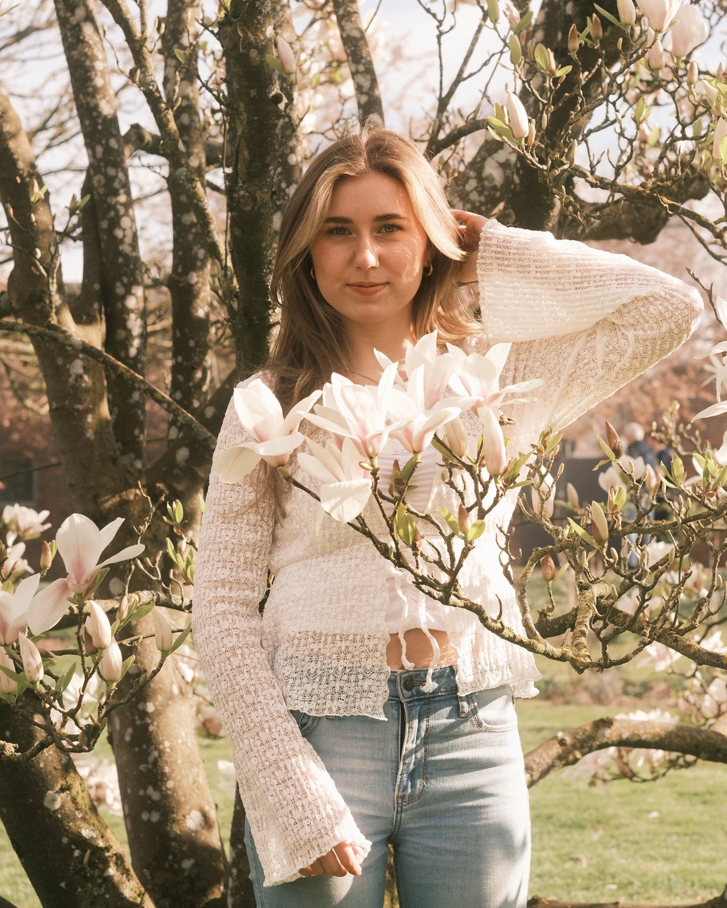In zarten Rosa und Wei&szlig;t&ouml;nen h&uuml;llt die Bl&uuml;te von Magnolie und Kirsche die Welt in einen Hauch von Fr&uuml;hlingstr&auml;umen 🌸💗
&bull;
M/ @meike.kiessling 
&bull;
&bull;
&bull;
#kirschb&auml;ume #magnolienbl&uuml;te #photograph