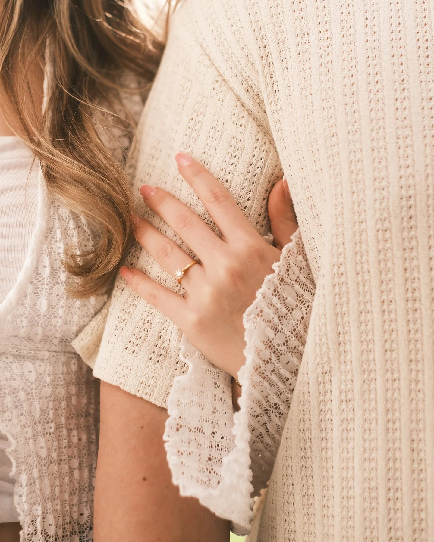 Wenn Liebe sich in Details verliert💌
&bull;
M/ @meike.kiessling &amp; @j____l____k 
&bull;
&bull;
&bull;
#verlobungsring #photoshoot #verlobungsshooting #wedding #love #fujixt4 #cherryflowers #cherryblossom #magnolienbl&uuml;ten #kirschb&auml;ume #p
