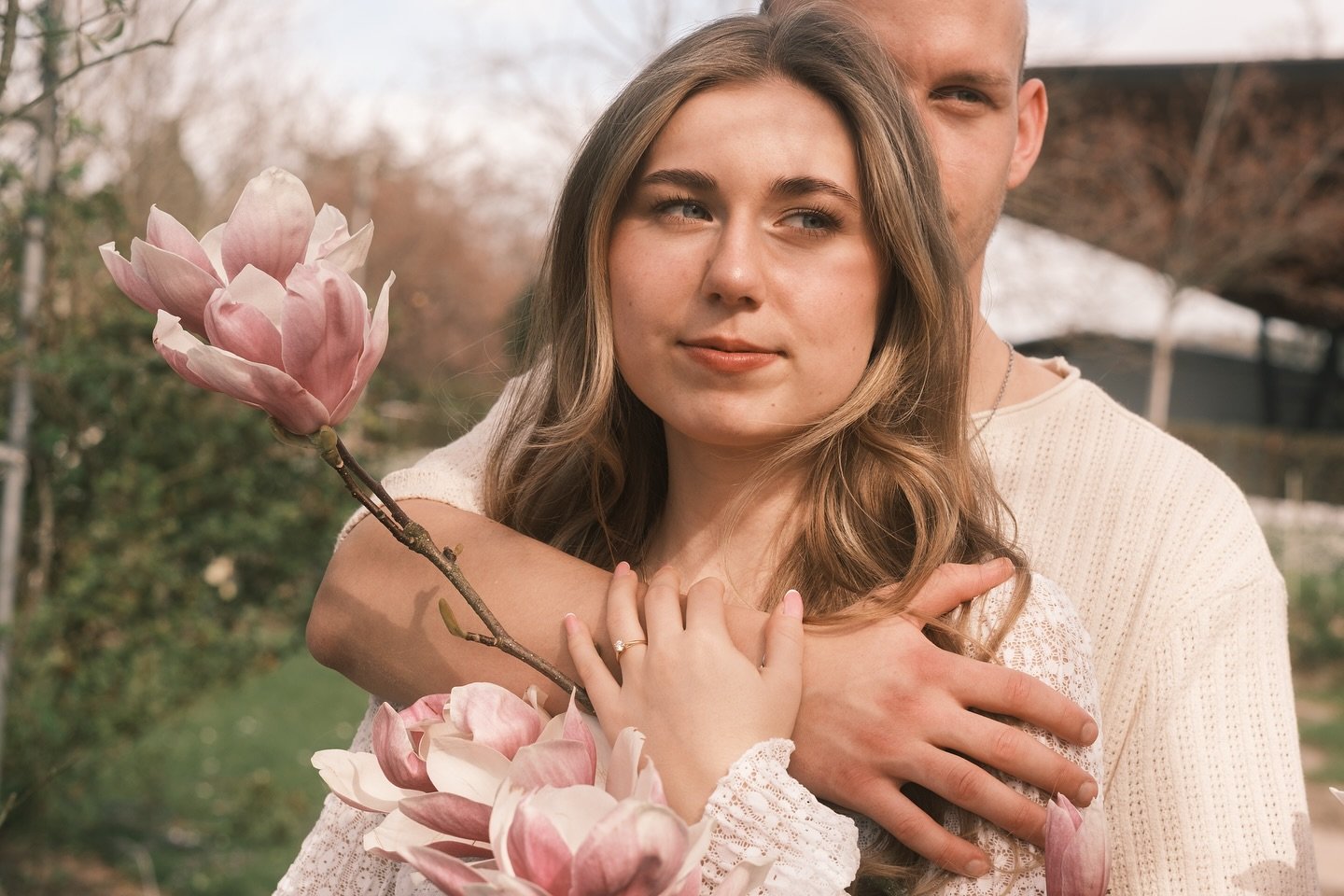 &bdquo;Die Liebe tr&auml;gt jetzt einen Ring&rdquo;💍
&bull;
M/ @meike.kiessling &amp; @j____l____k 
&bull;
&bull;
&bull;
#verlobungsring #photoshoot #verlobungsshooting #wedding #love #fujixt4 #cherryflowers #cherryblossom #magnolienbl&uuml;ten #kir