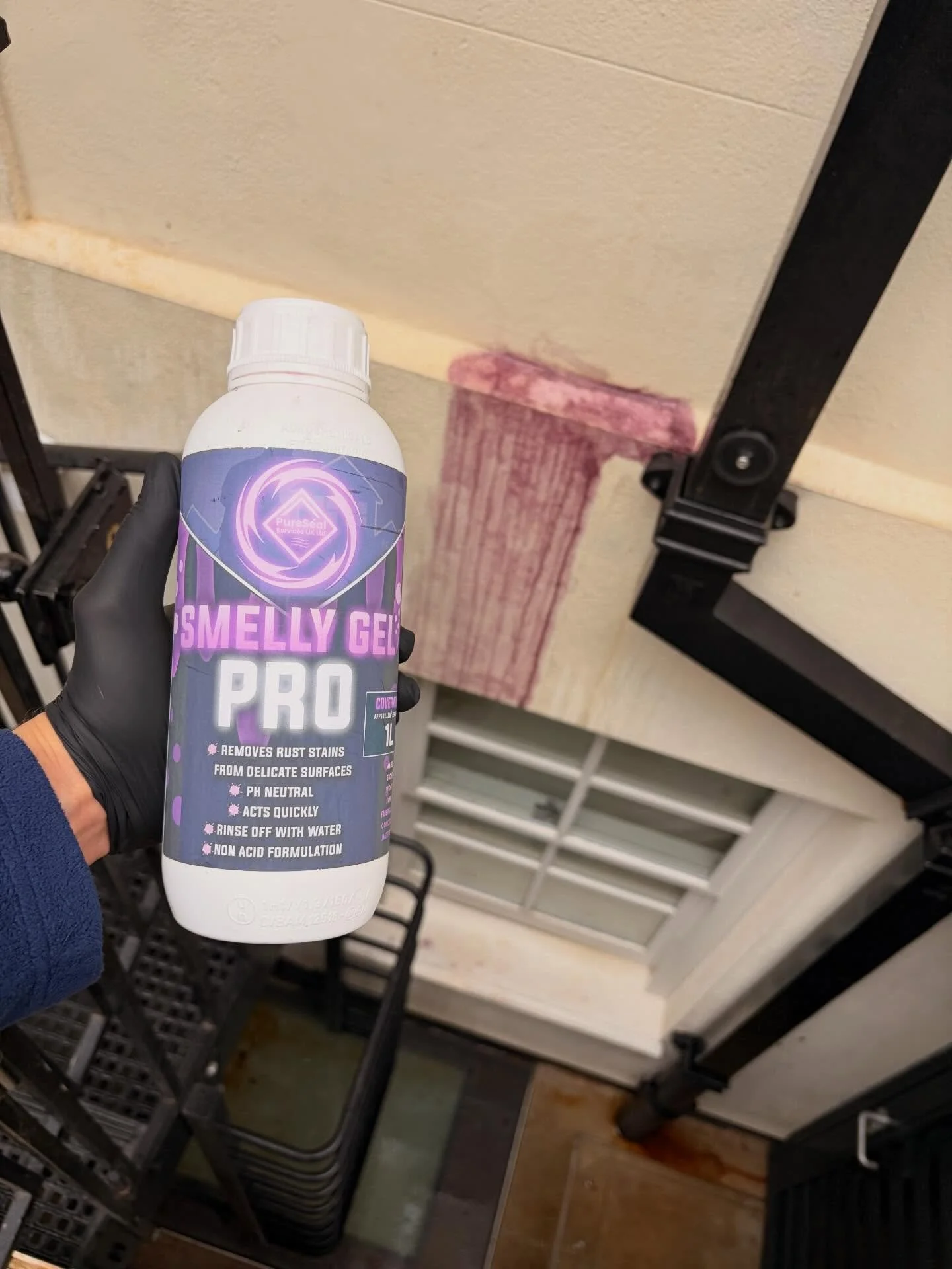 Removing a rust stain for a client in Central London.

First, apply the Smelly Gel Pro from @puresealuk using a paintbrush. It reacts with the rust and turns bright purple. Leave it for between 15 minutes and 2 hours, then rinse off to reveal the res