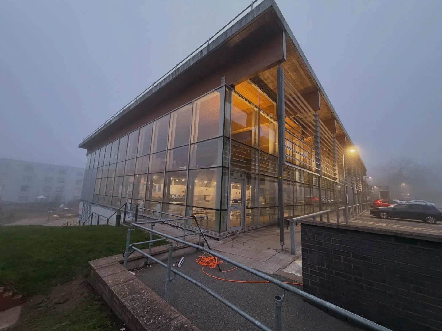 Early start this morning completing a full exterior window clean at Aspire &mdash; the first leisure centre in Europe designed for both disabled and non-disabled people. The windows shown only represent around 25% of the building!🧽 💪🏼 

#stanmore 