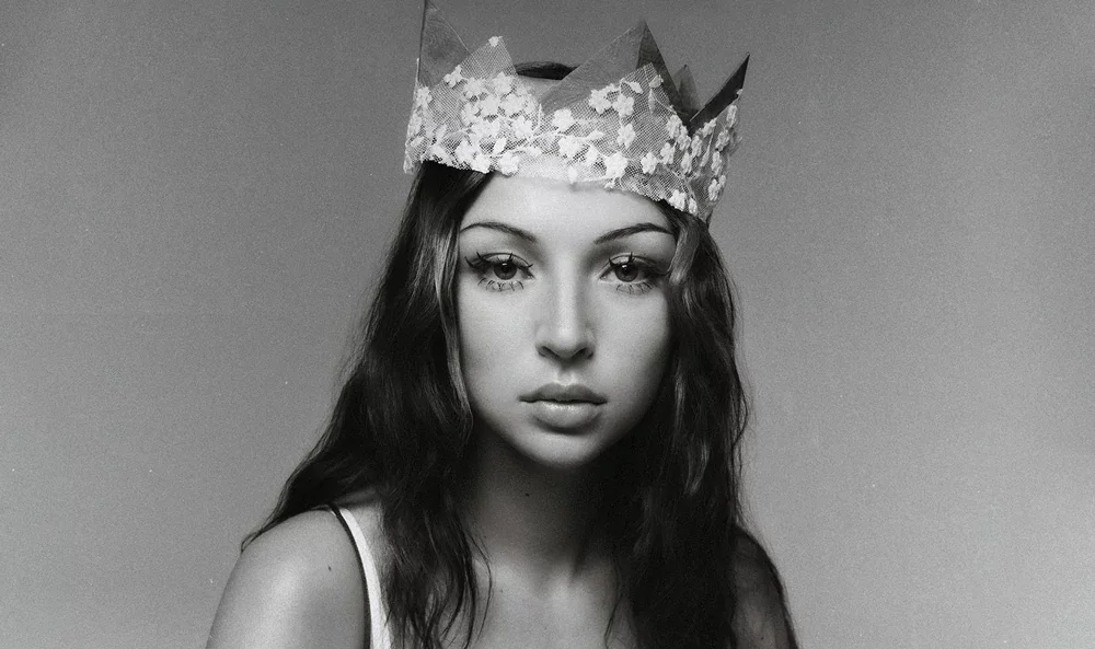 Femme avec couronne en papier argentée