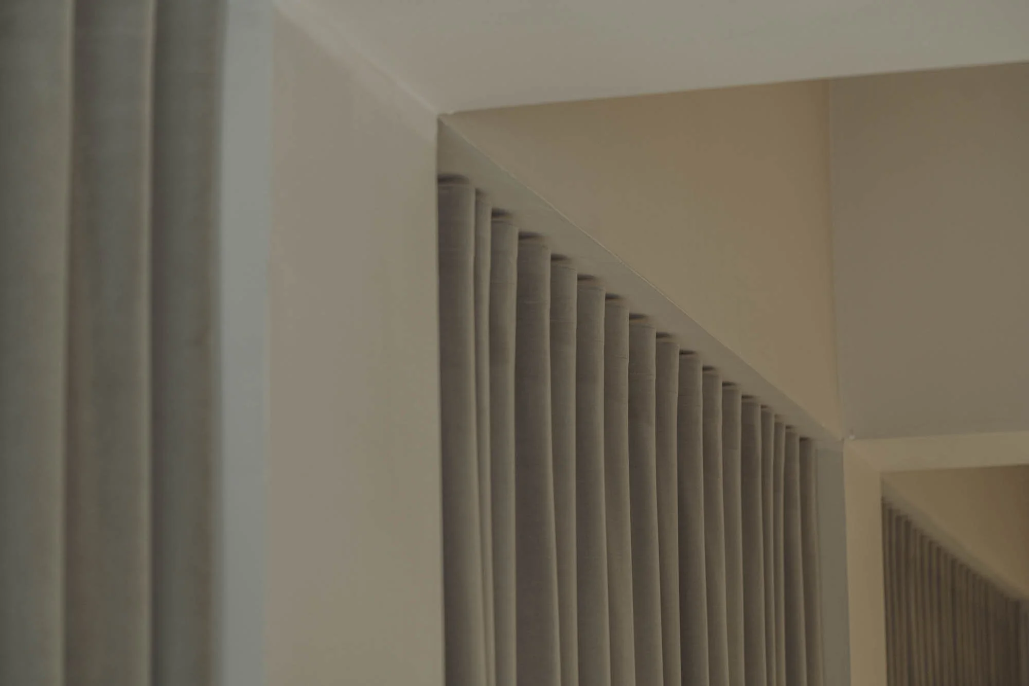 Imagen de cortinas de color beige en una habitación interior.