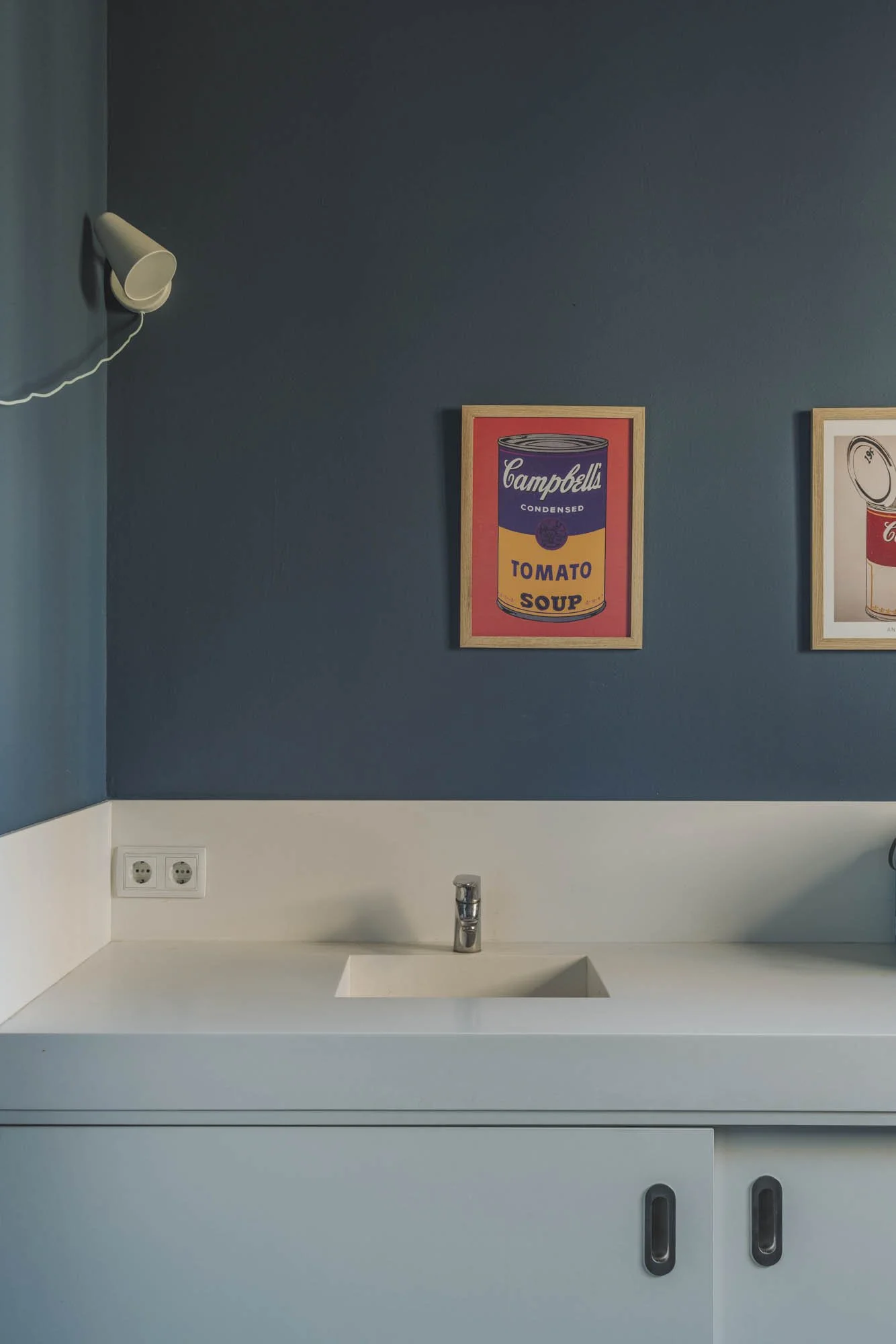 Cuadro de arte pop con la imagen de una lata de sopa de tomate y el texto 'Campbell's'.