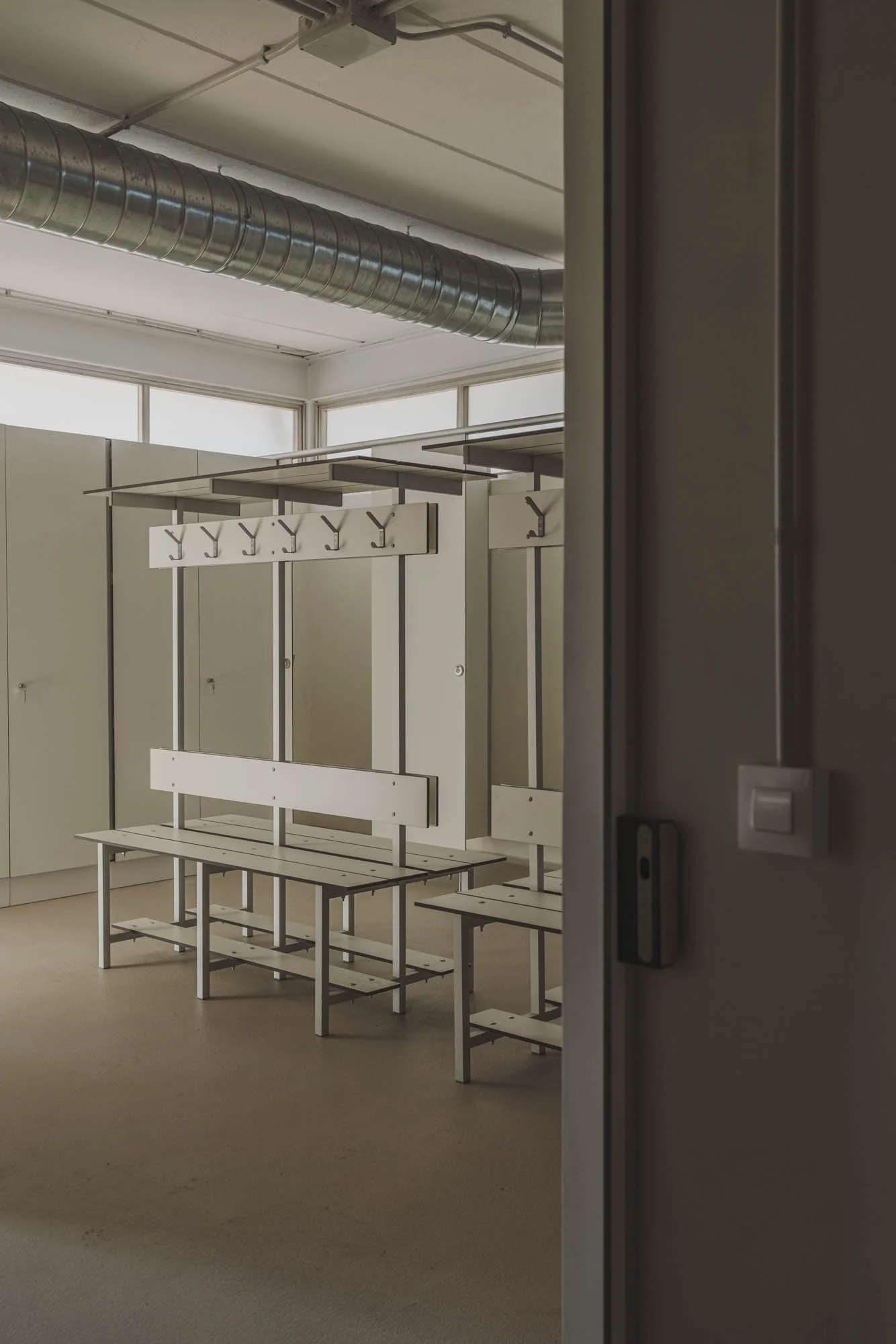 Vestuario de vestuario vacío en vestuario escolar o deportivo.