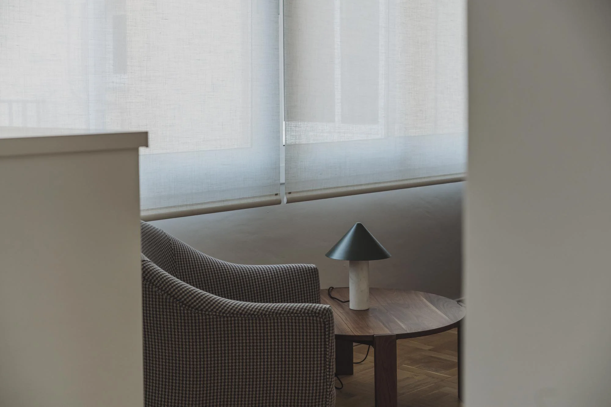 Sofá y lámpara en una sala con cortinas opacas