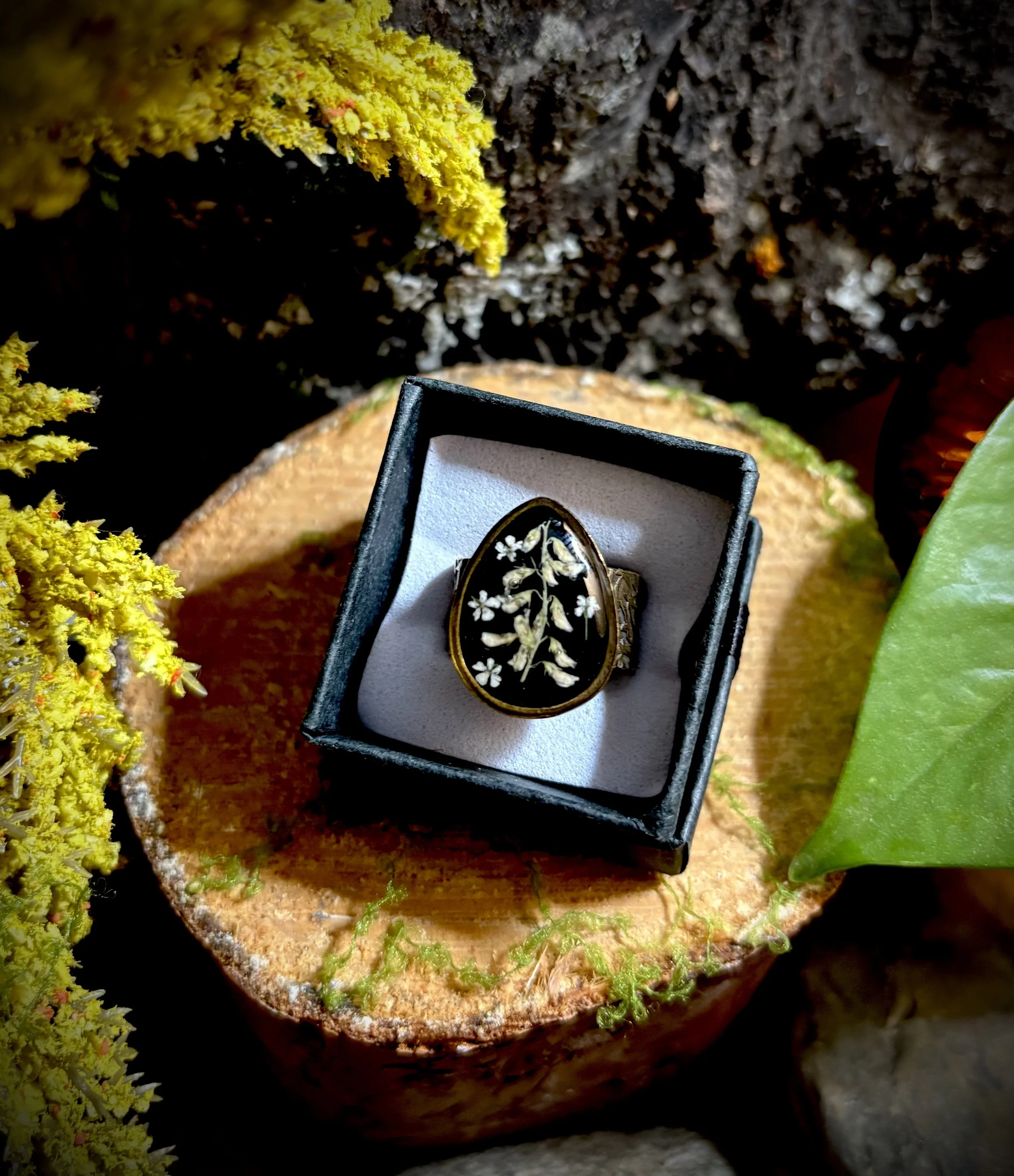 Large Antique Gold Tear Drop Ring- Yellow/White