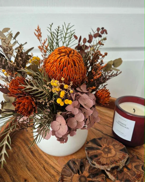 Close up of dried protea and everlasting daisies