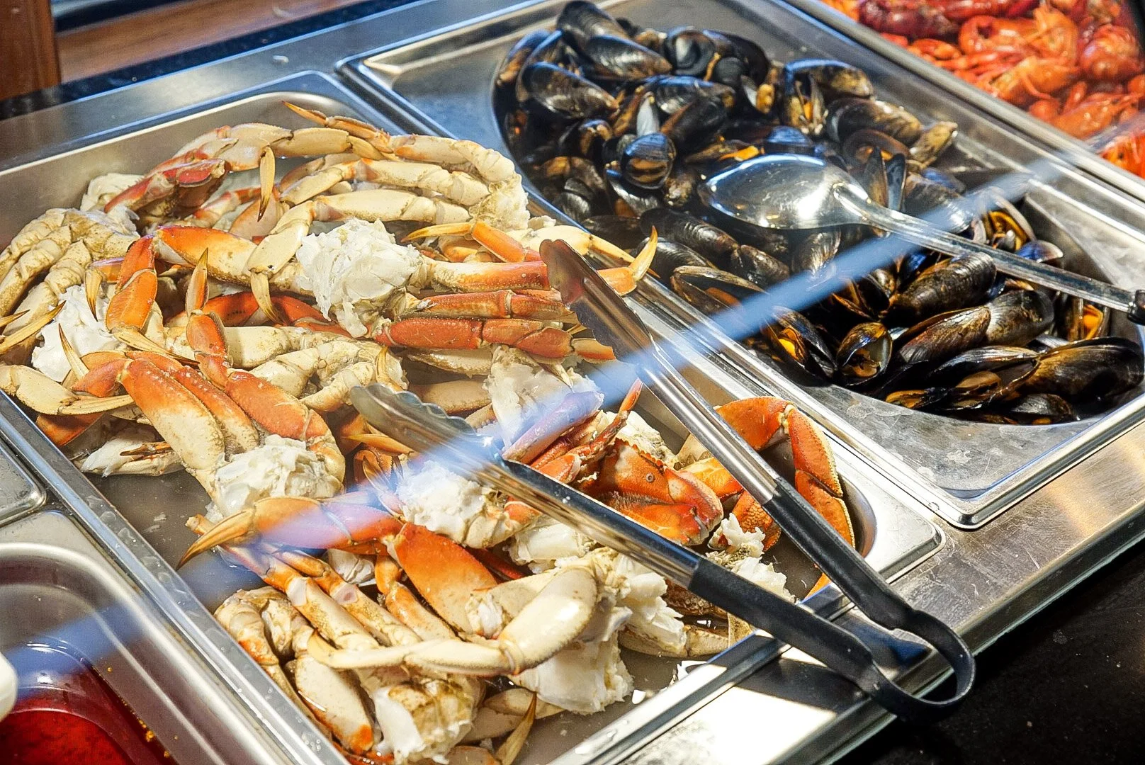 Image of a buffet tables with Dungeness Crab and Mussels.