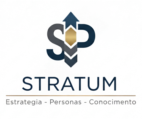 Logo de Stratrum con un diseño que combina las letras S y P en un emblema con flechas que apuntan hacia arriba, y el texto "Estrategia - Personas - Conocimiento" debajo.