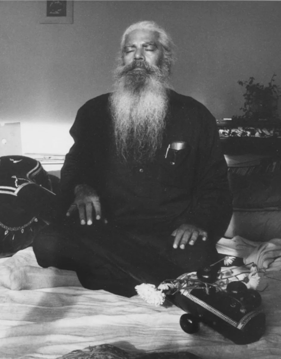 ॐ Stories of Pandit Pran Nath ॐ

師Wahid Khanから「世界にキラーナの音楽を広めよ」という最後の使命を託されたPran Nath。しかしその道はすぐには開かれませんでした。師の遺言に従って還俗した彼は、結婚して4人の子を持つ家長となります。ラジオ出演やコンサート活動に並行し、早朝から夜遅くまで生徒の家を巡りラーガを指導する忙しい日々を送りながらも、経済的には困窮していたといいます。

当時のインド音楽界は、イギリスからの独立後、近代化の波とともに大きく変わ