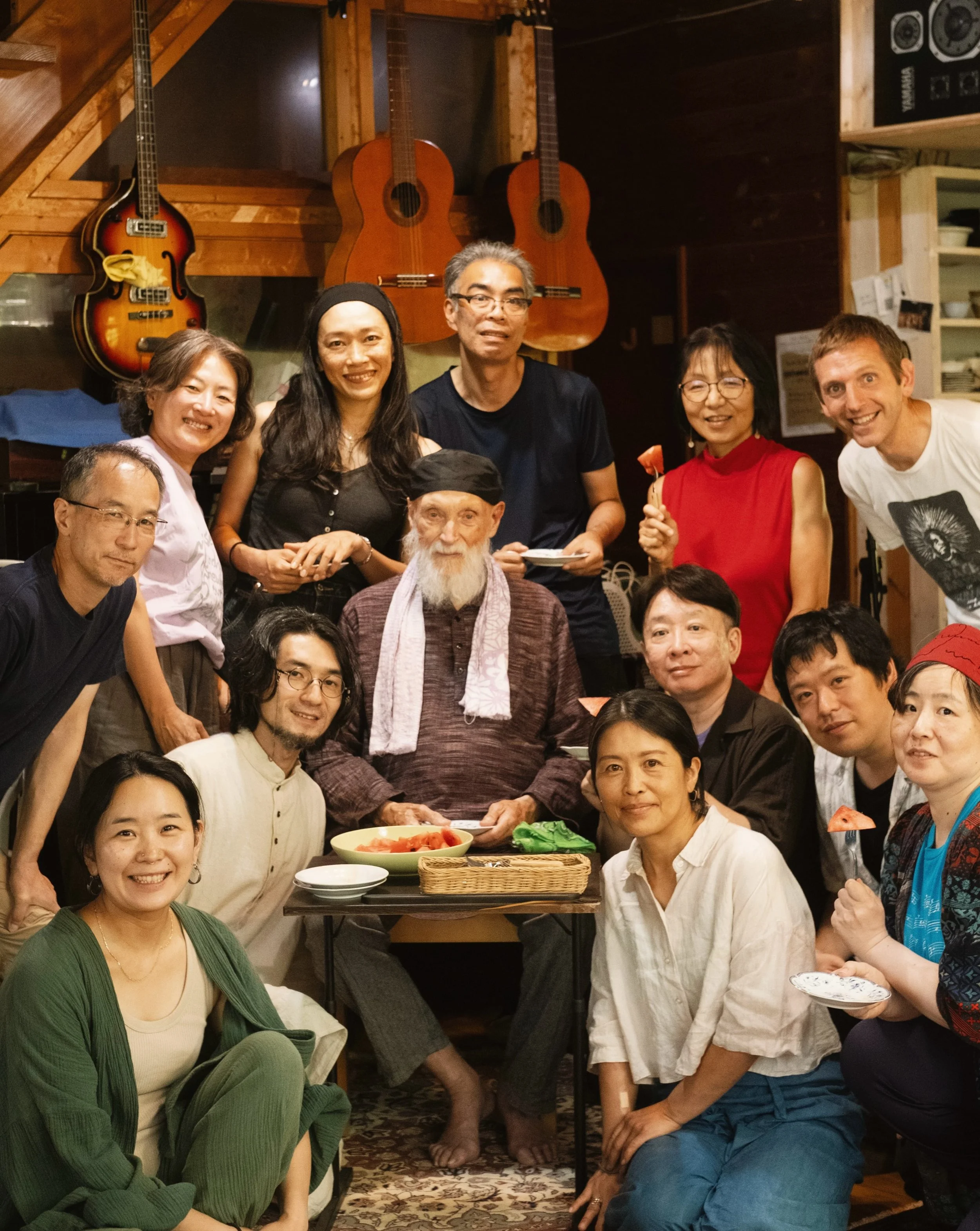 KIRANA EAST Retreat
 2026 Guru Purnima

Guru Purunima
7月の満月の日に、師匠やその系譜に感謝を捧げるインドの祝日です。

今年は、テリーさんがグループレッスンをしていた時から今も継続してレッスンに通っていらっしゃる方を中心に集い、歌ってお祝いをしました。

夜空に浮かぶ満月も、朝方沈みゆく満月も、みんなで拝むことができました。

・日頃取り組んでいるラーガの練習
・自主練習
・個人レッスン
・流派の歴史についてのお話会
・アーユルヴェーダのお