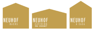 Drei goldene Schilder mit weissen Aufschriften: 'Neuhof Bachs', 'Neuhof Catering and More', 'Neuhof A Casa'.