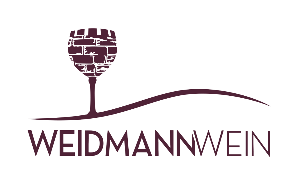 Logo mit einem Weinglas, das aus Mauersteinen besteht, und dem Text "WEIDMANNWEIN" darunter.