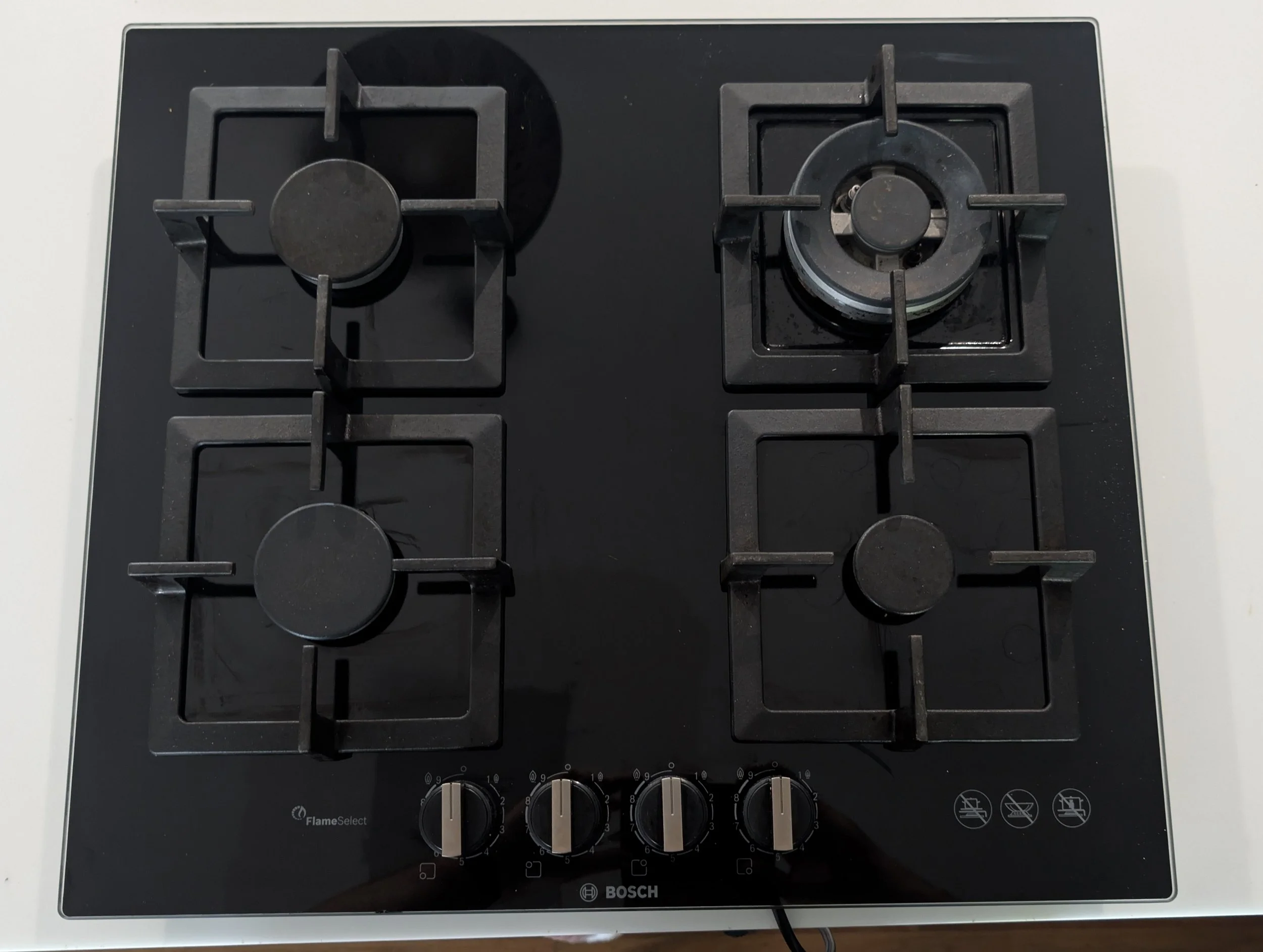 Bosch 60cm series 6 tempered glass 4 burner cooktop.