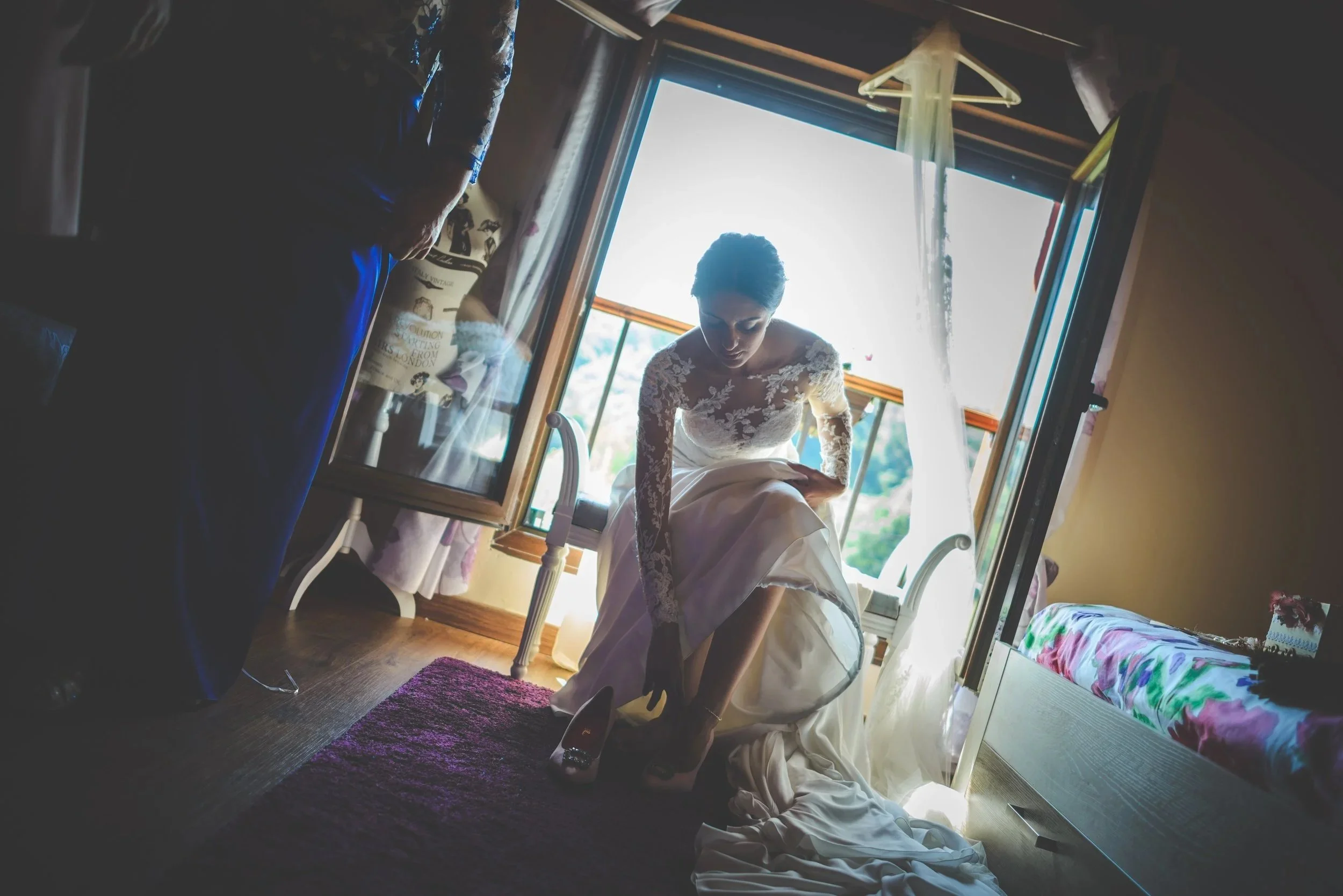 Fotos de la novia maquillándose antes de la boda, fotografía de los momentos previos en Asturias