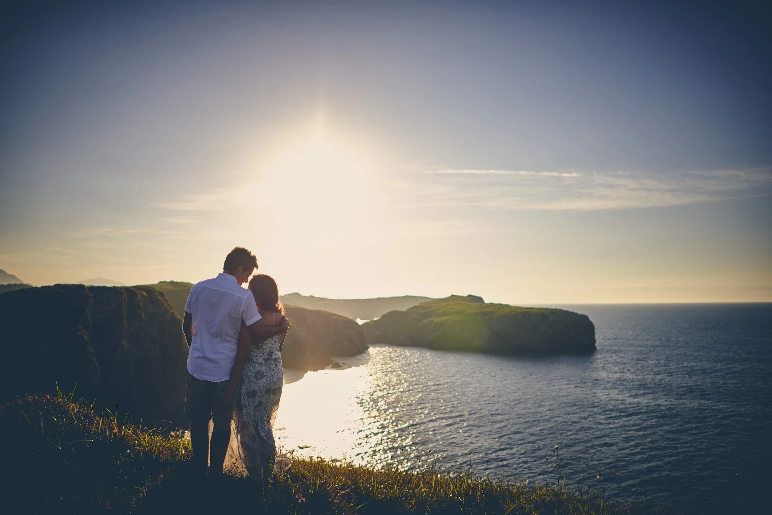 Sesión preboda en la Playa de San Lorenzo, Gijón. Fotógrafo de parejas en exteriores naturales de la costa asturiana
